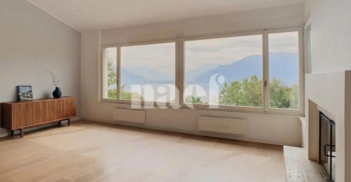 Charming House with Lake View - Photo 2 of 8