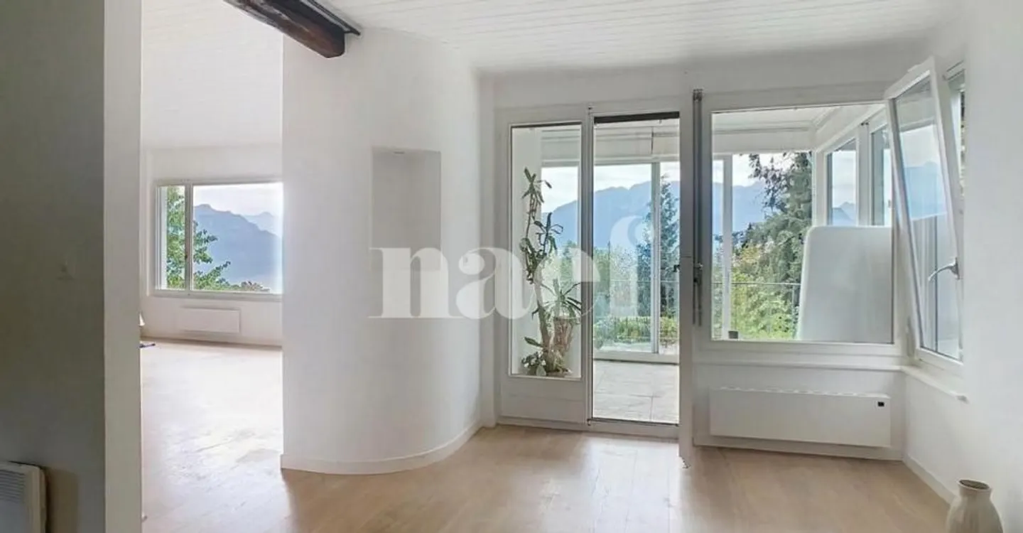 Charming House with Lake View - Photo 4 of 8