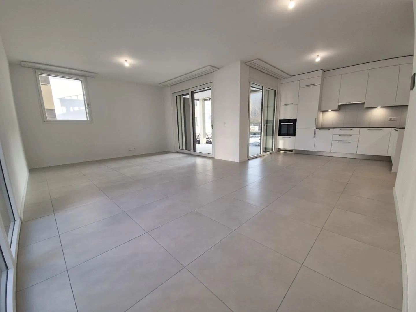 Appartement spacieux au rez-de-chaussée - Photo 2 sur 7