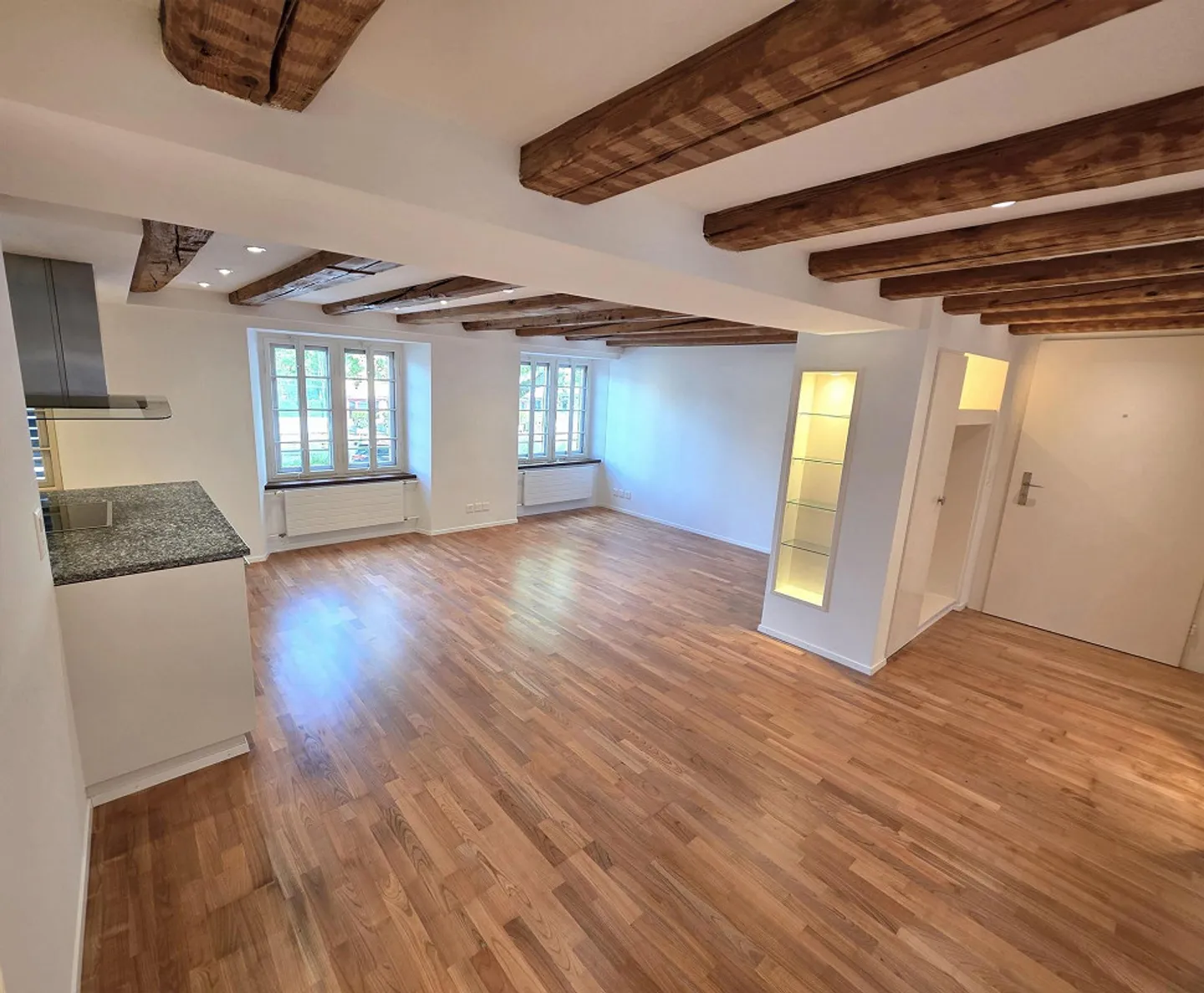 Appartamento d'epoca elegante di 4,5 stanze in una posizione privilegiata - Foto 2 di 13