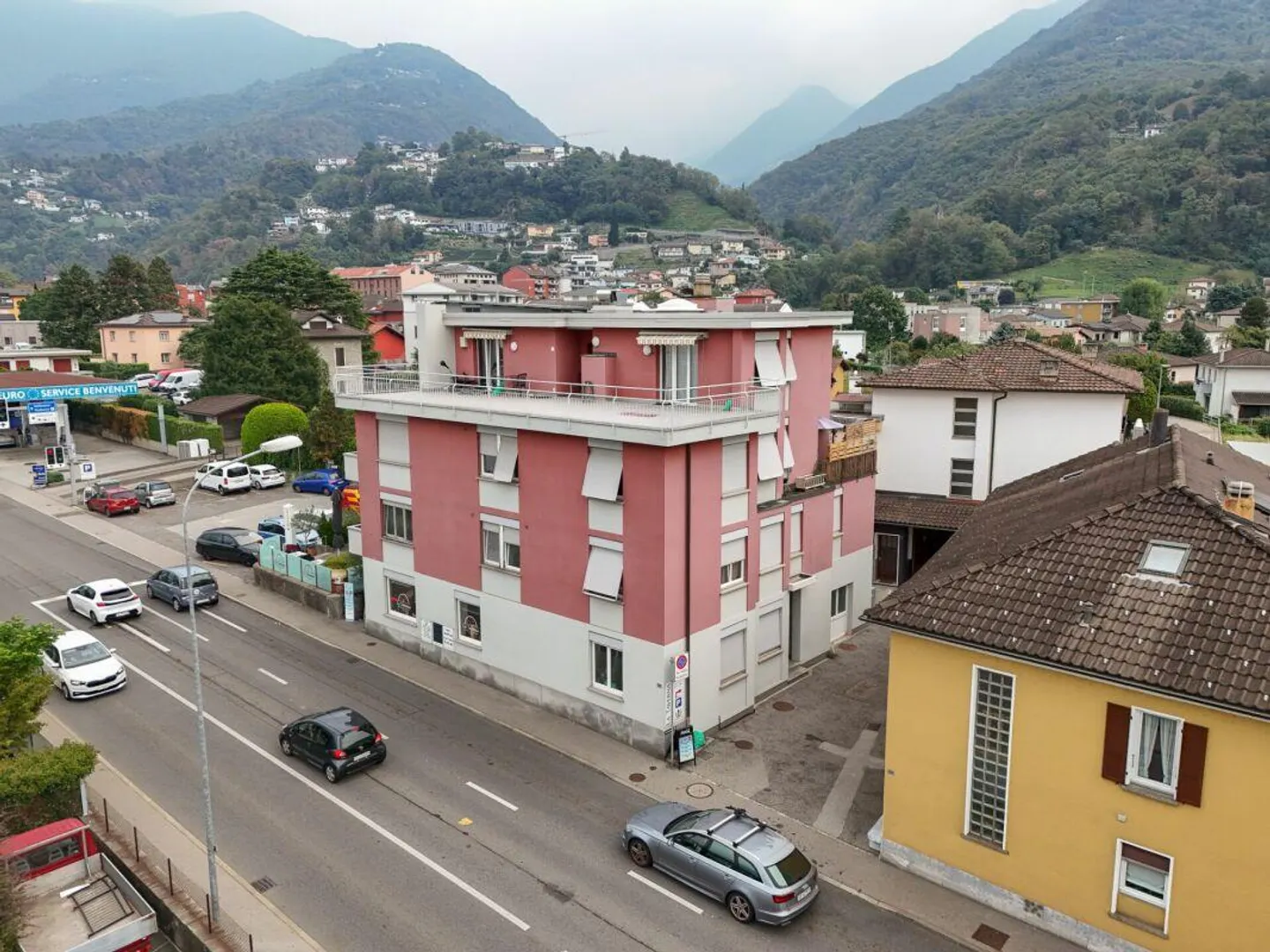 Income-generating building with 6 apartments - Photo 3 of 5
