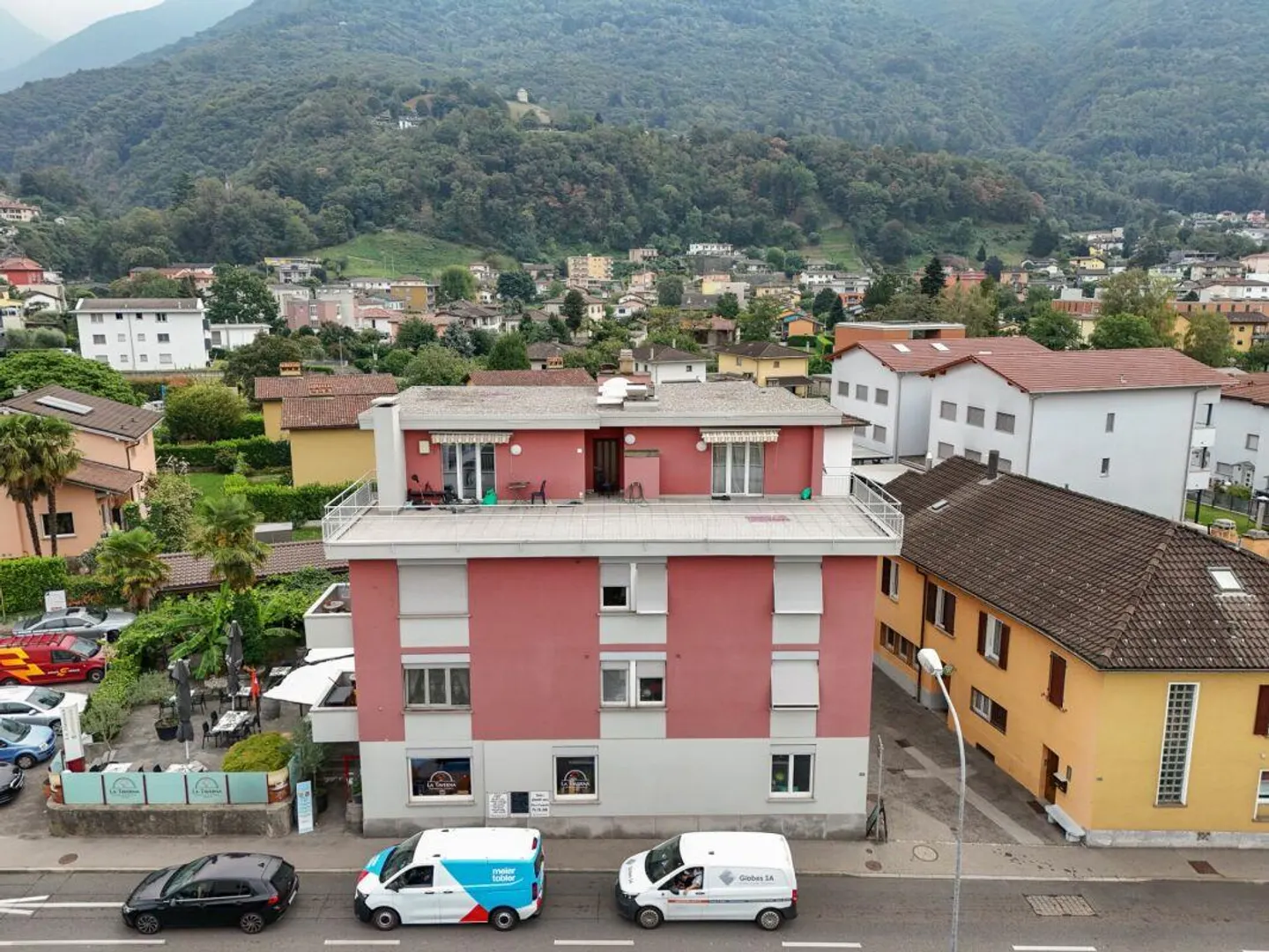 Income-generating building with 6 apartments - Photo 2 of 5