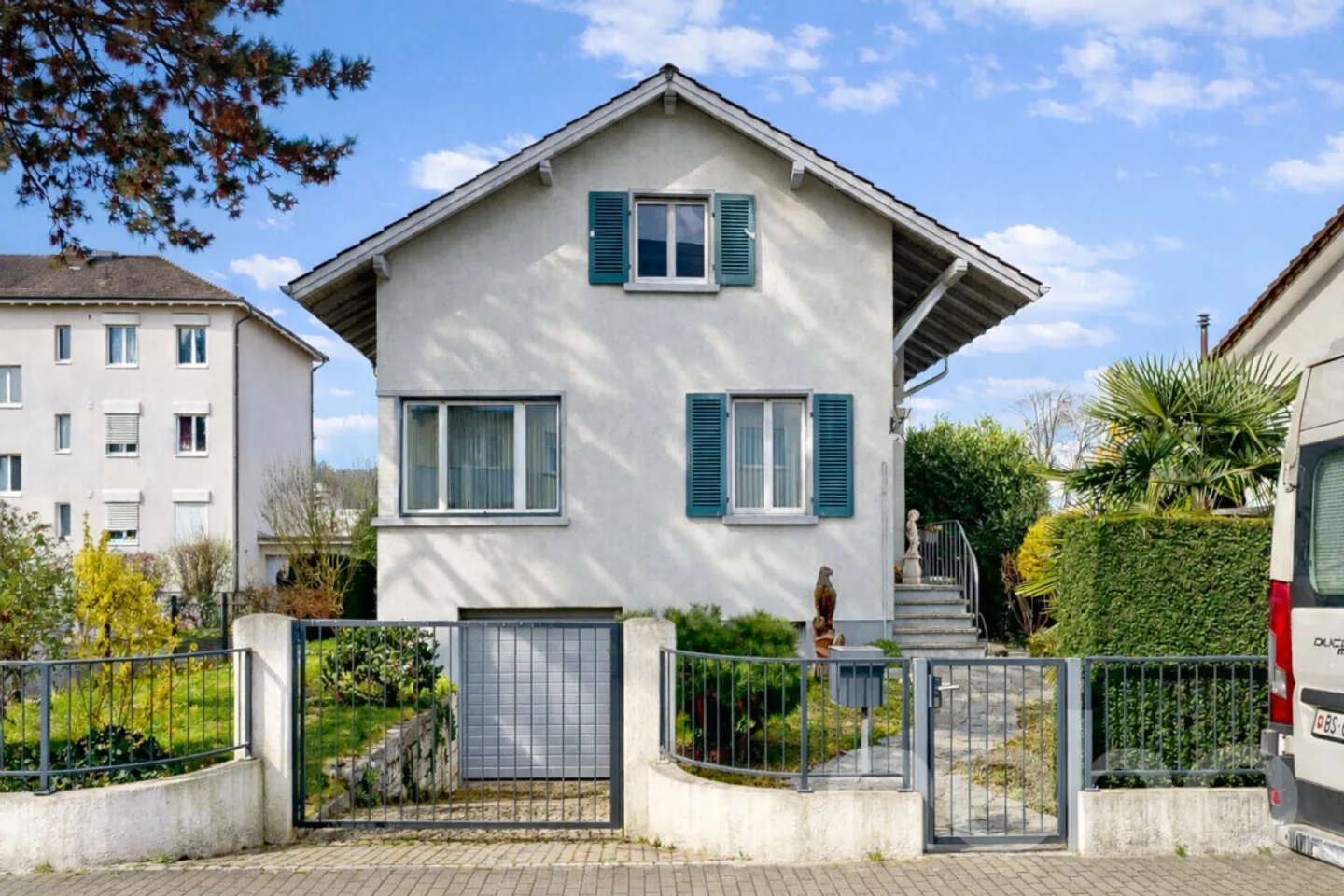 Charming home with sunny garden and lots of potential in Pratteln - Photo 3 of 12