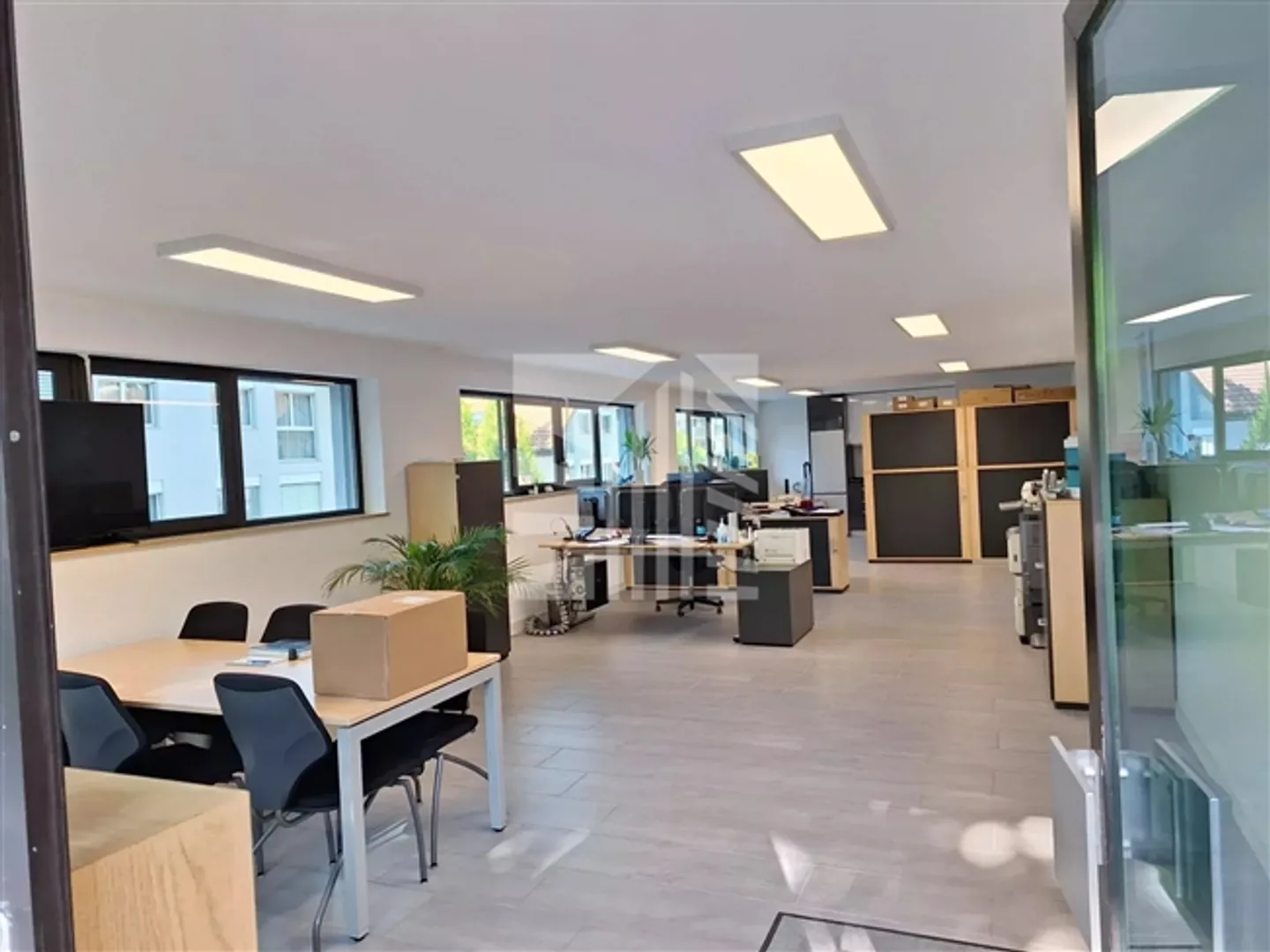 Locaux modernes de 70 m² avec cuisine équipée et place de parking - Photo 1 sur 7