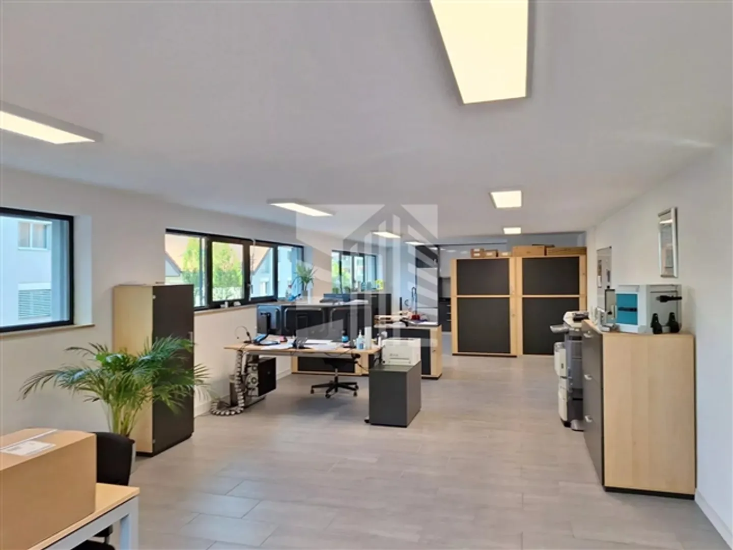 Locaux modernes de 70 m² avec cuisine équipée et place de parking - Photo 2 sur 7