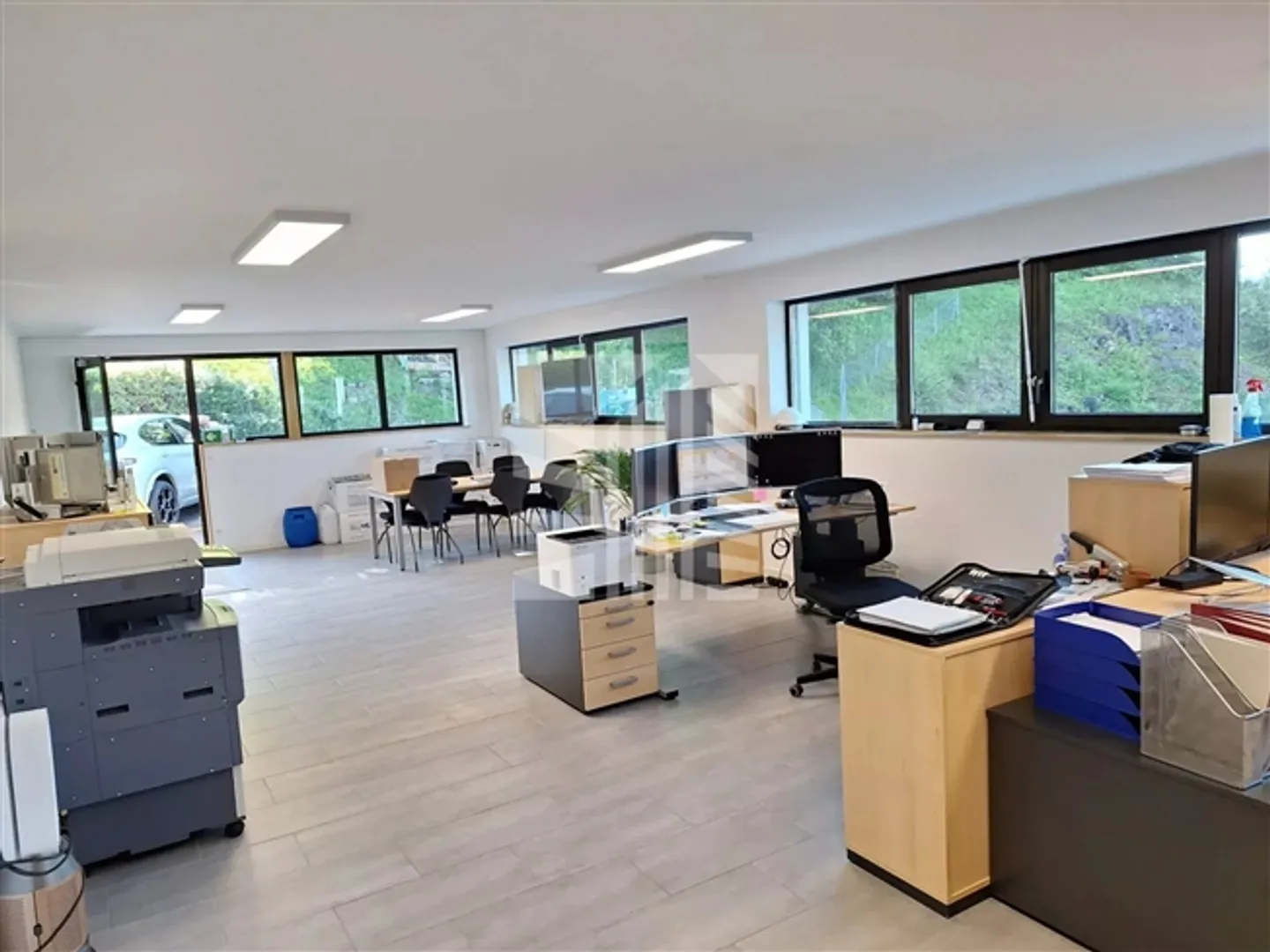 Locaux modernes de 70 m² avec cuisine équipée et place de parking - Photo 3 sur 7