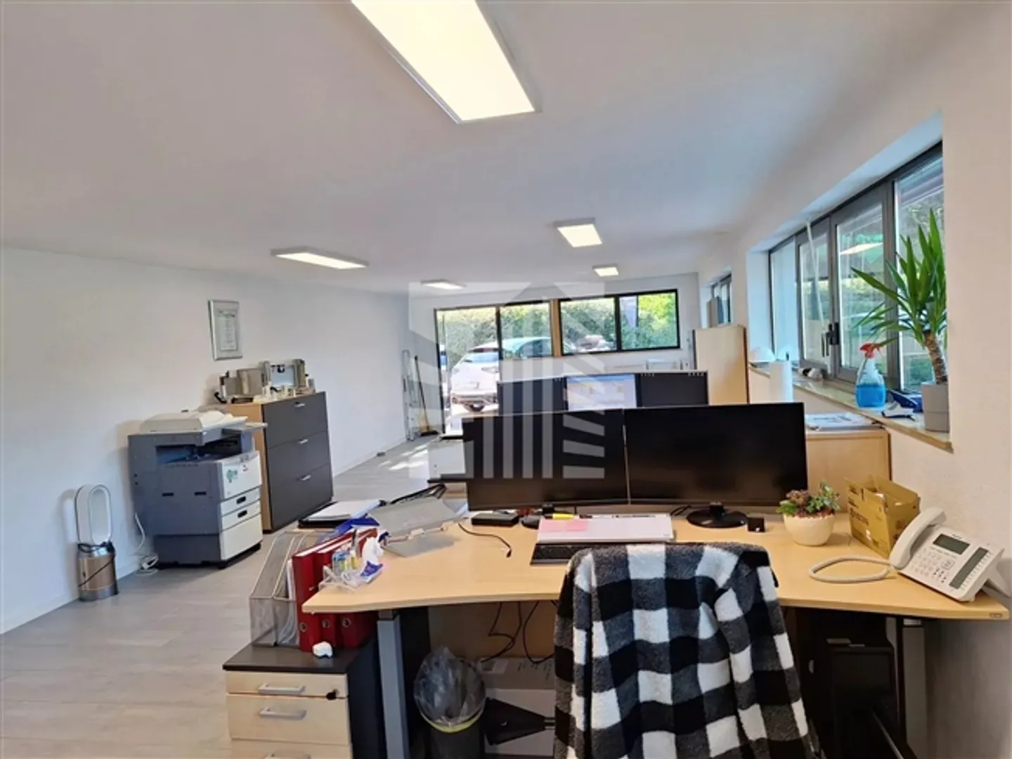 Locaux modernes de 70 m² avec cuisine équipée et place de parking - Photo 4 sur 7