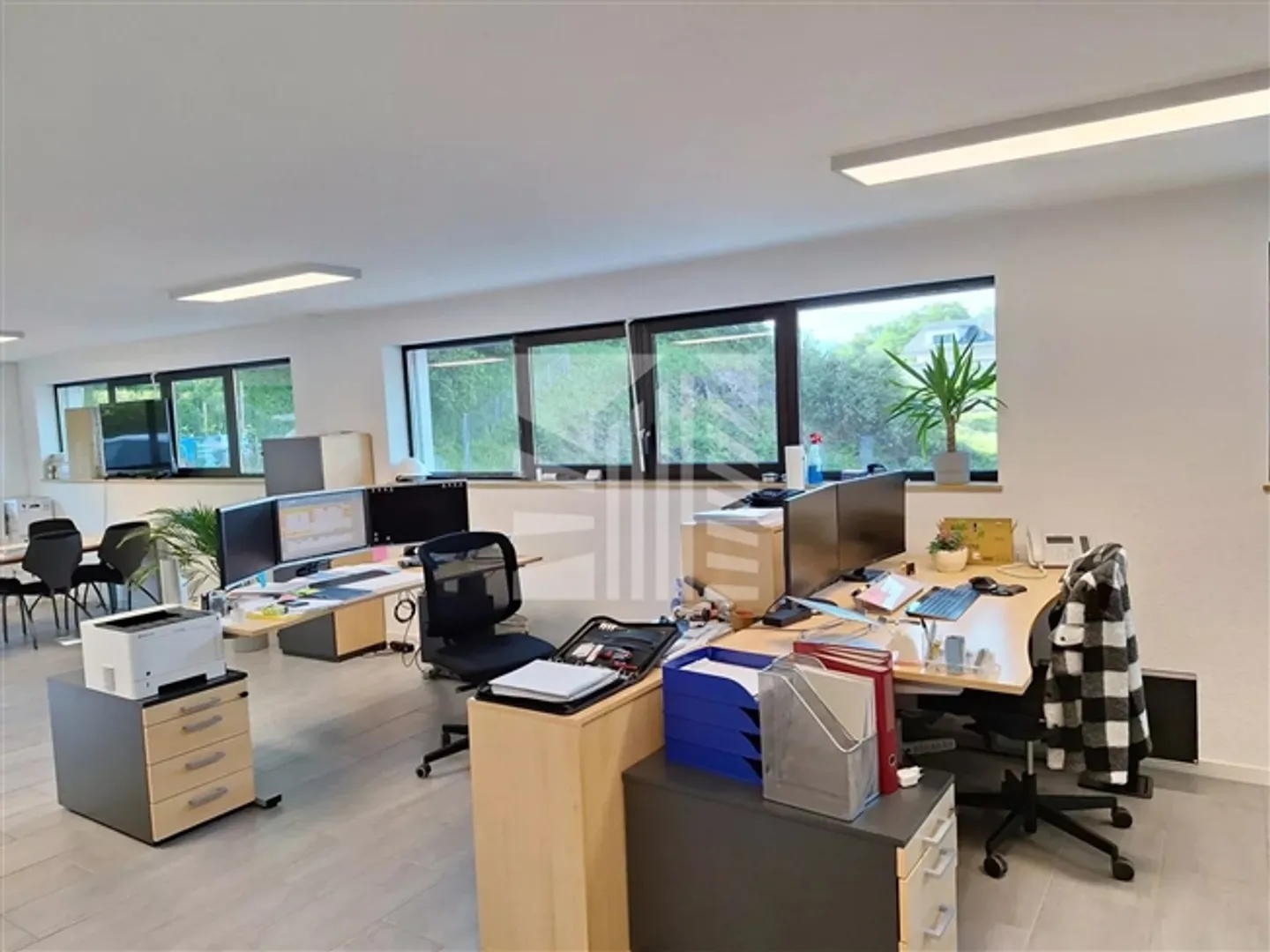 Locaux modernes de 70 m² avec cuisine équipée et place de parking - Photo 5 sur 7