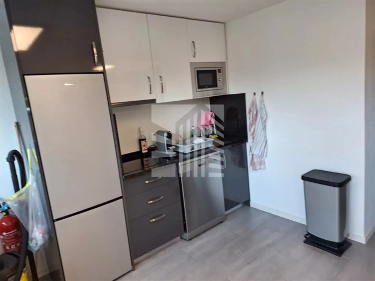 Locaux modernes de 70 m² avec cuisine équipée et place de parking - Photo 6 sur 7