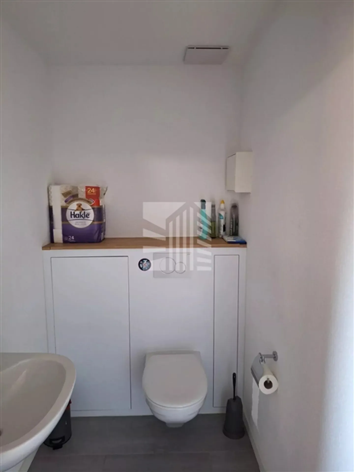 Locaux modernes de 70 m² avec cuisine équipée et place de parking - Photo 7 sur 7