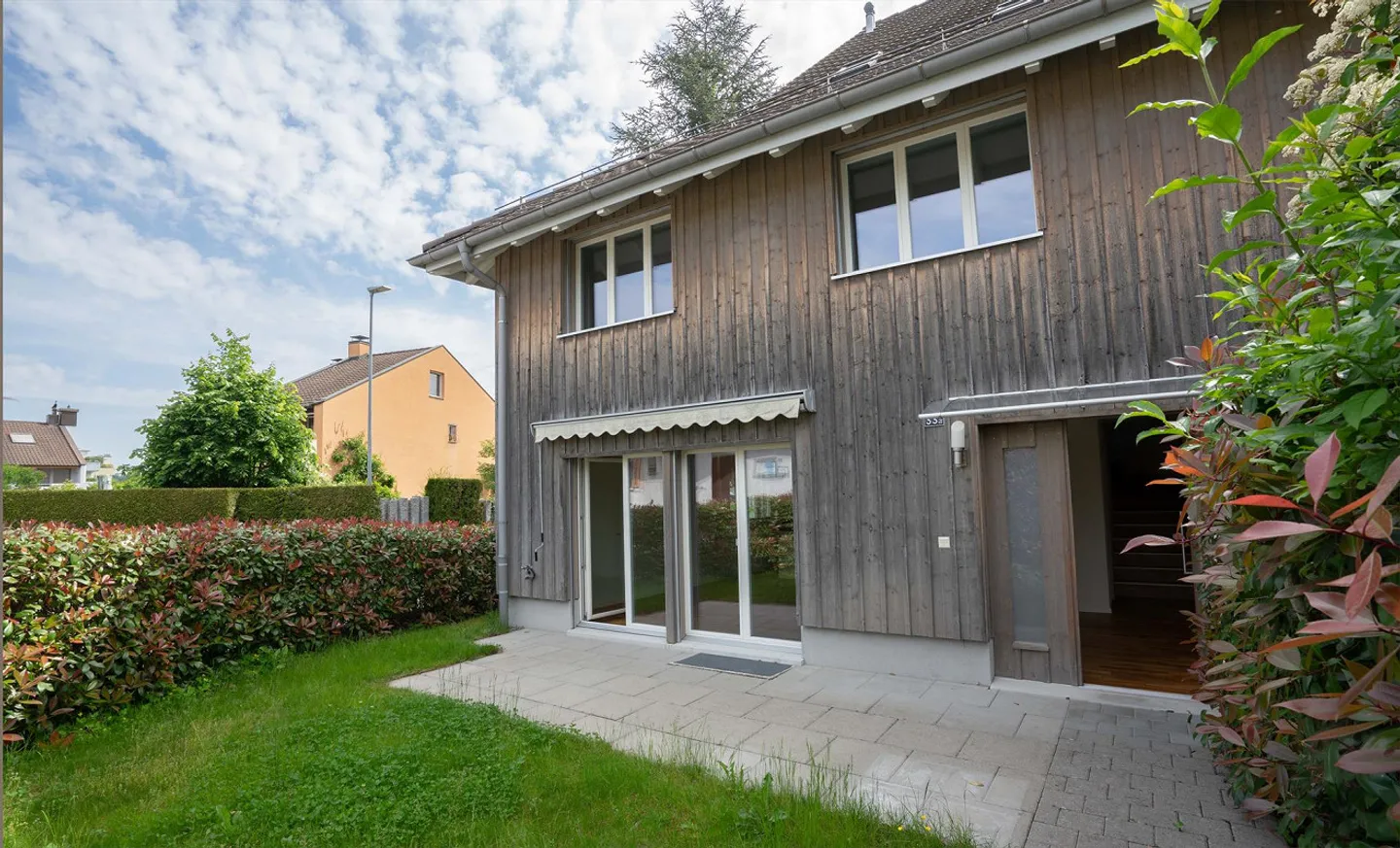 Bella casa angolare con giardino in vendita - Foto 2 di 17