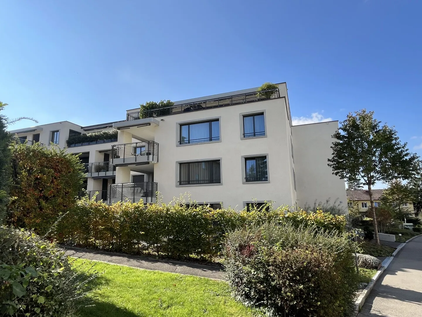 Appartamento attico di 3,5 stanze: vivere e godere in modo moderno, vicino alla città e alla natura! - Foto 1 di 10