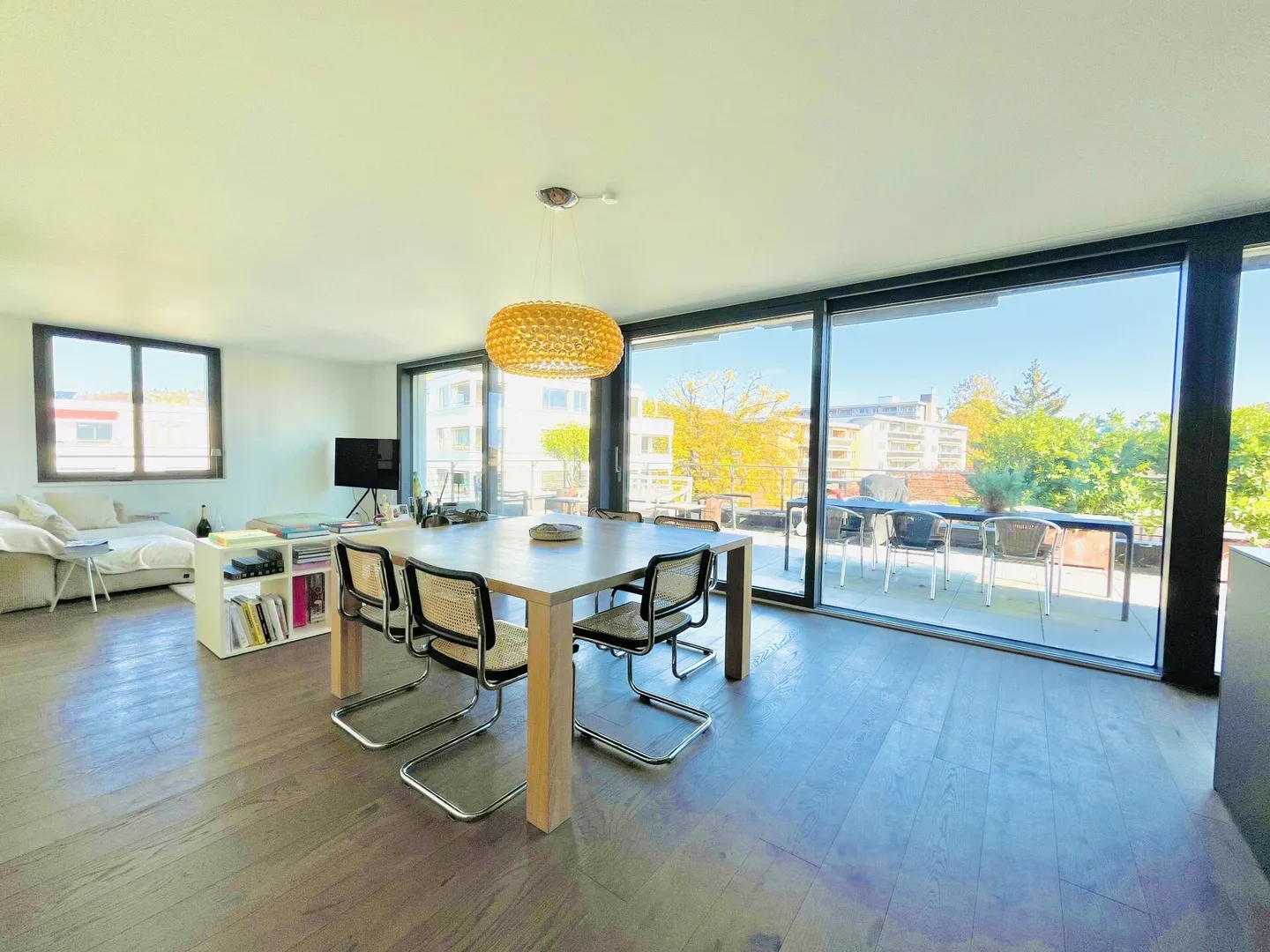 Appartamento attico di 3,5 stanze: vivere e godere in modo moderno, vicino alla città e alla natura! - Foto 4 di 10