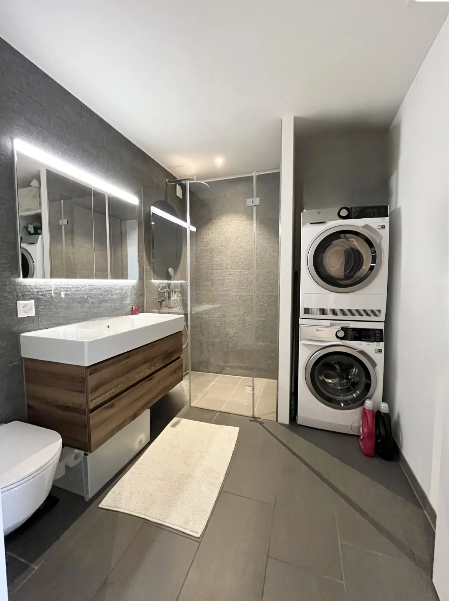 Appartamento attico di 3,5 stanze: vivere e godere in modo moderno, vicino alla città e alla natura! - Foto 9 di 10