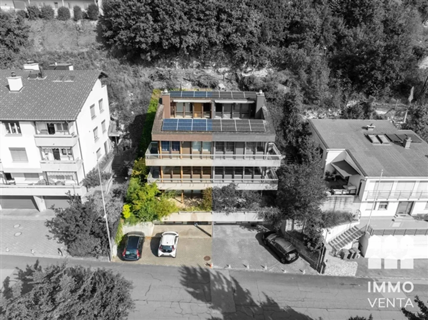 Mezza casa senza design con terrazza sul tetto su Biel - Foto 1 di 11