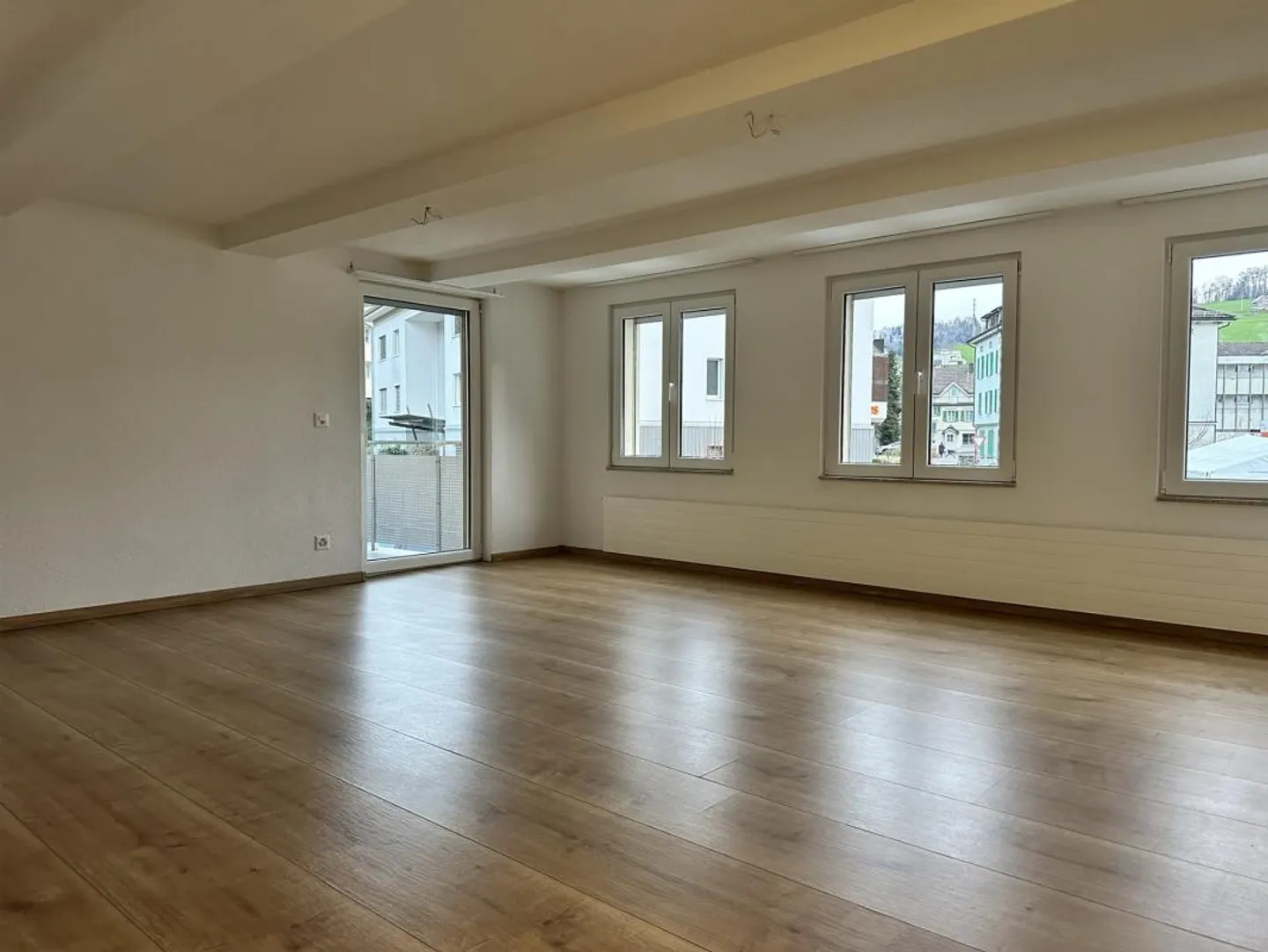 Bellissimo appartamento di 3,5 stanze con balcone al 1° piano - Foto 2 di 13