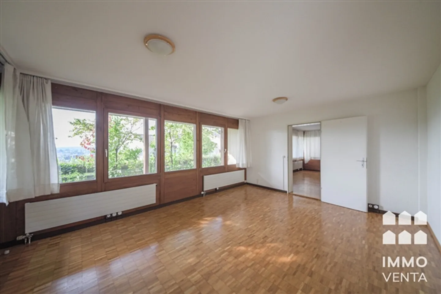 Mezza casa senza design con terrazza sul tetto su Biel - Foto 4 di 11