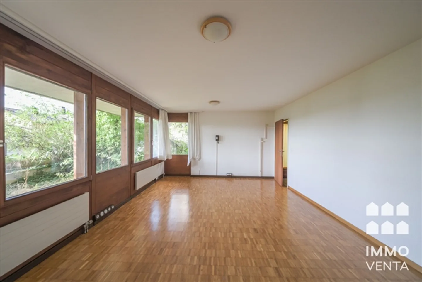 Mezza casa senza design con terrazza sul tetto su Biel - Foto 5 di 11