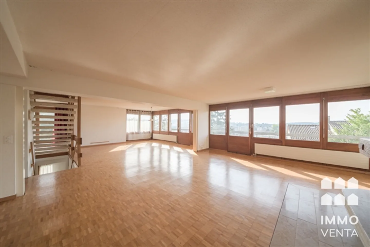 Mezza casa senza design con terrazza sul tetto su Biel - Foto 8 di 11