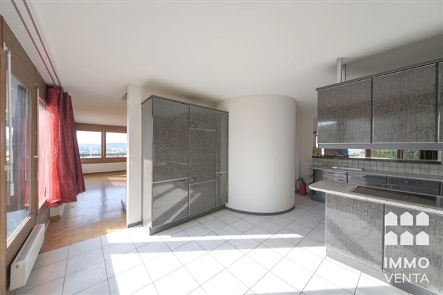 Mezza casa senza design con terrazza sul tetto su Biel - Foto 10 di 11