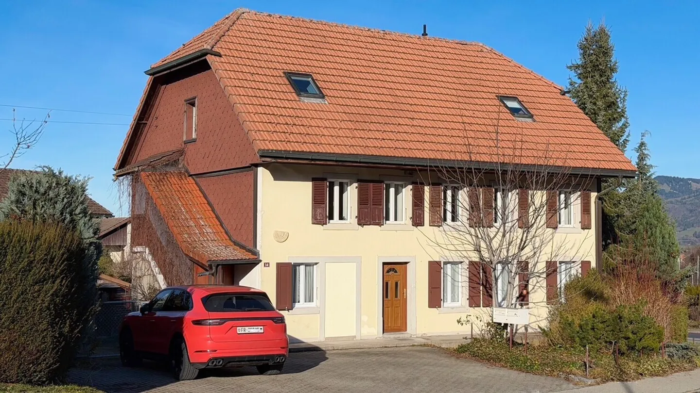 2-Familienhaus mit Garage und Parkplätzen - Foto 1 von 15