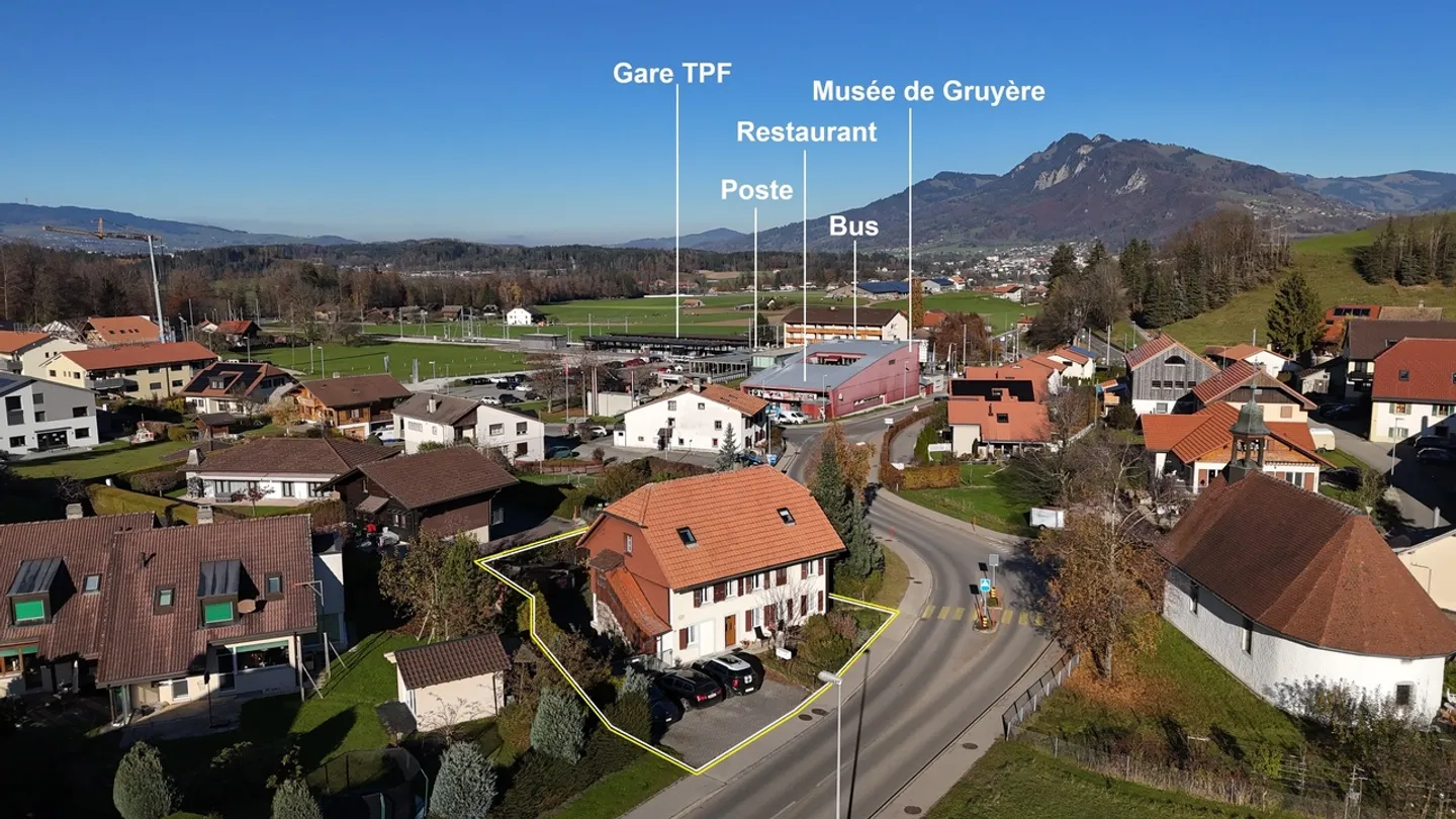 2-Familienhaus mit Garage und Parkplätzen - Foto 2 von 15