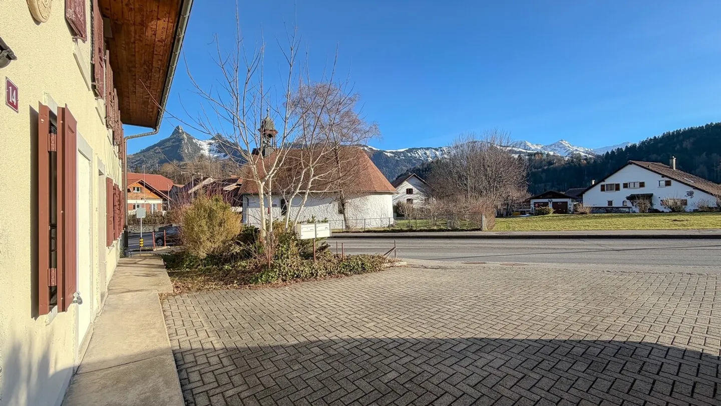 2-Familienhaus mit Garage und Parkplätzen - Foto 3 von 15