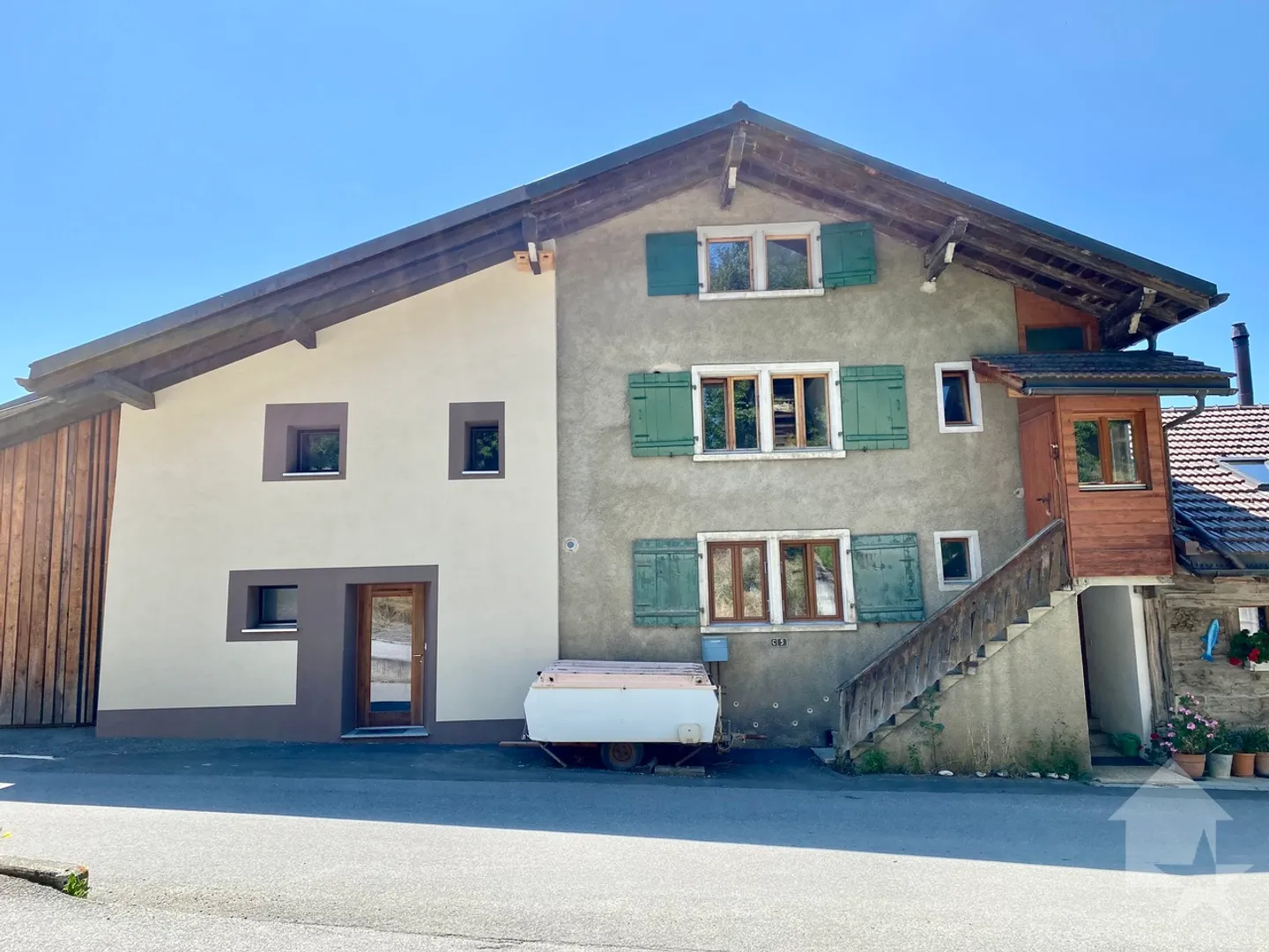Warm apartment with 4.5 rooms in a quiet area to renovate - Photo 1 of 16