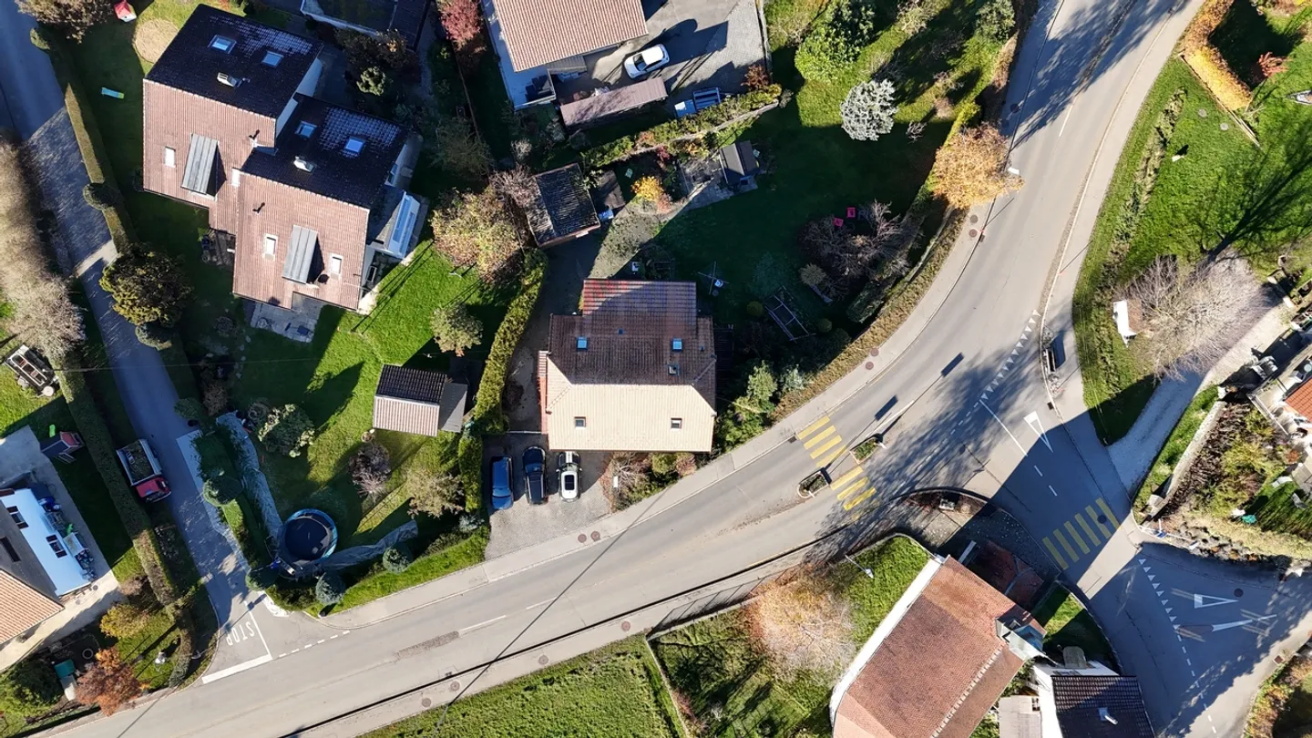 2-Familienhaus mit Garage und Parkplätzen - Foto 15 von 15