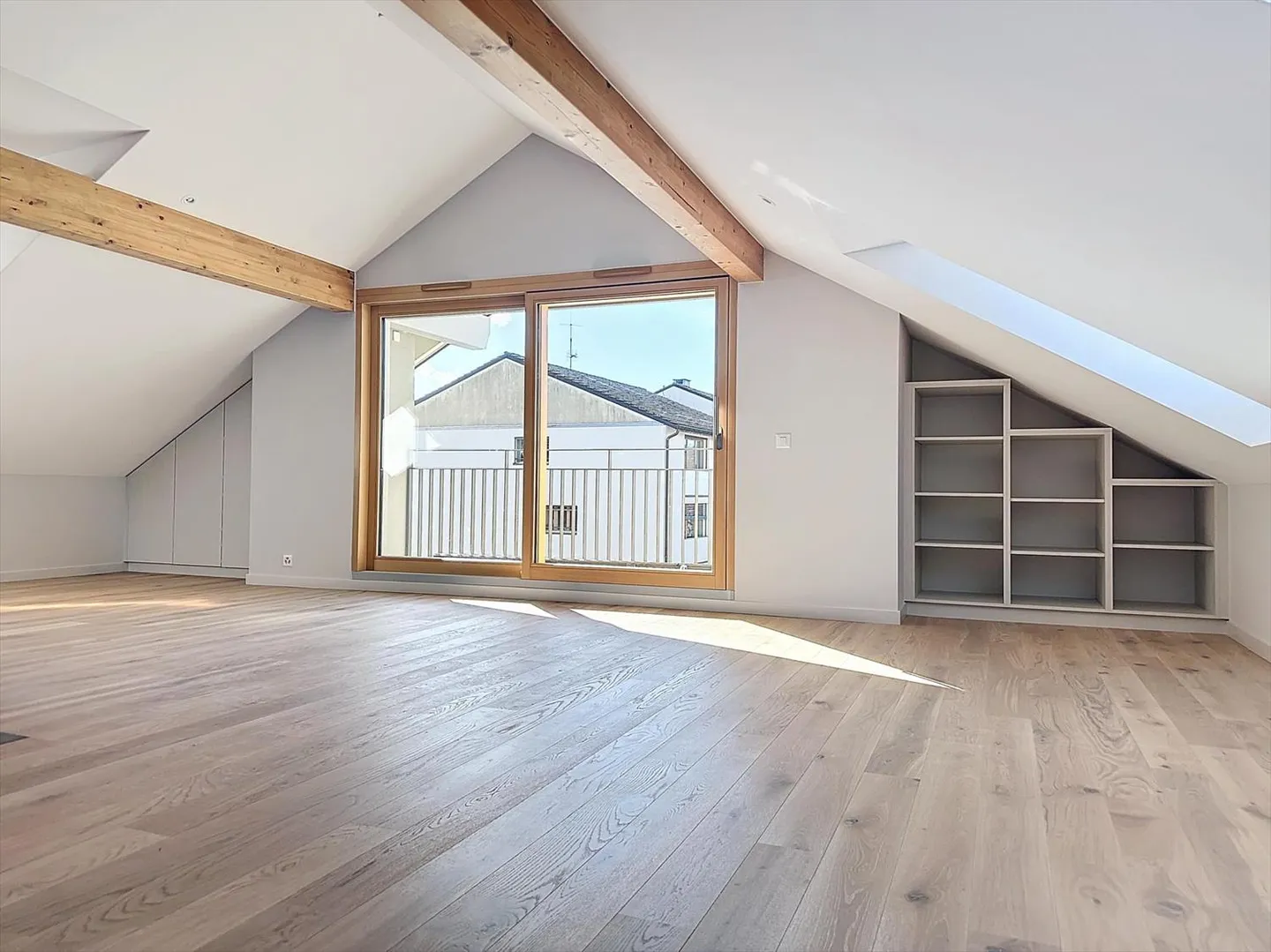 Spacious 3-room penthouse with lake view - Photo 2 of 6