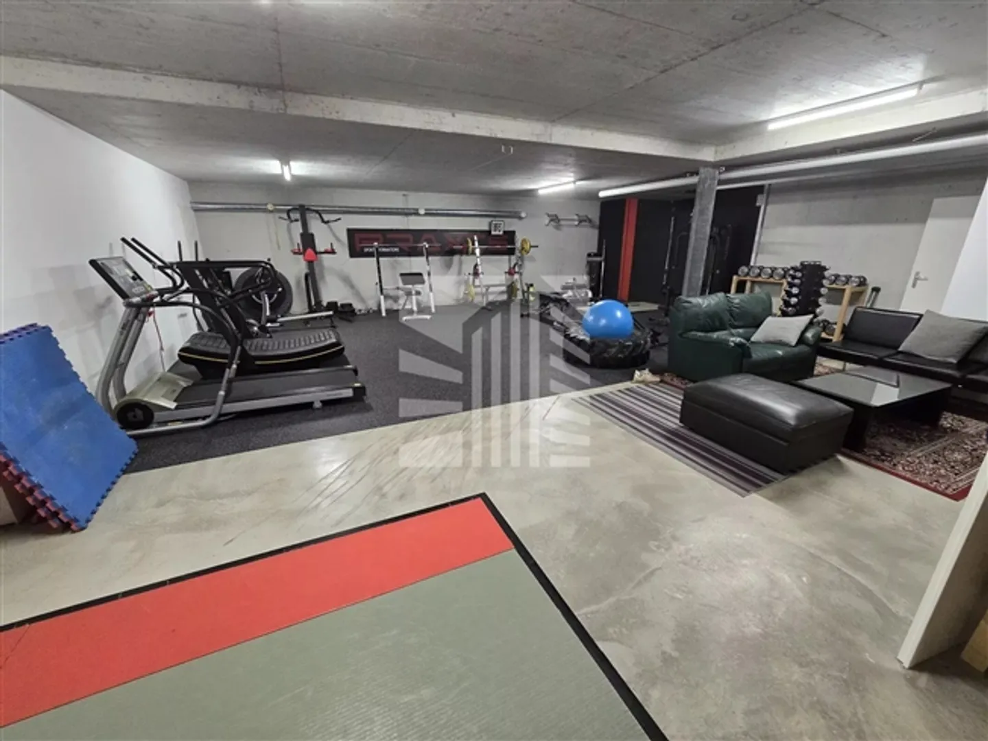 Magnifique salle de fitness avec bureau - Photo 1 sur 6