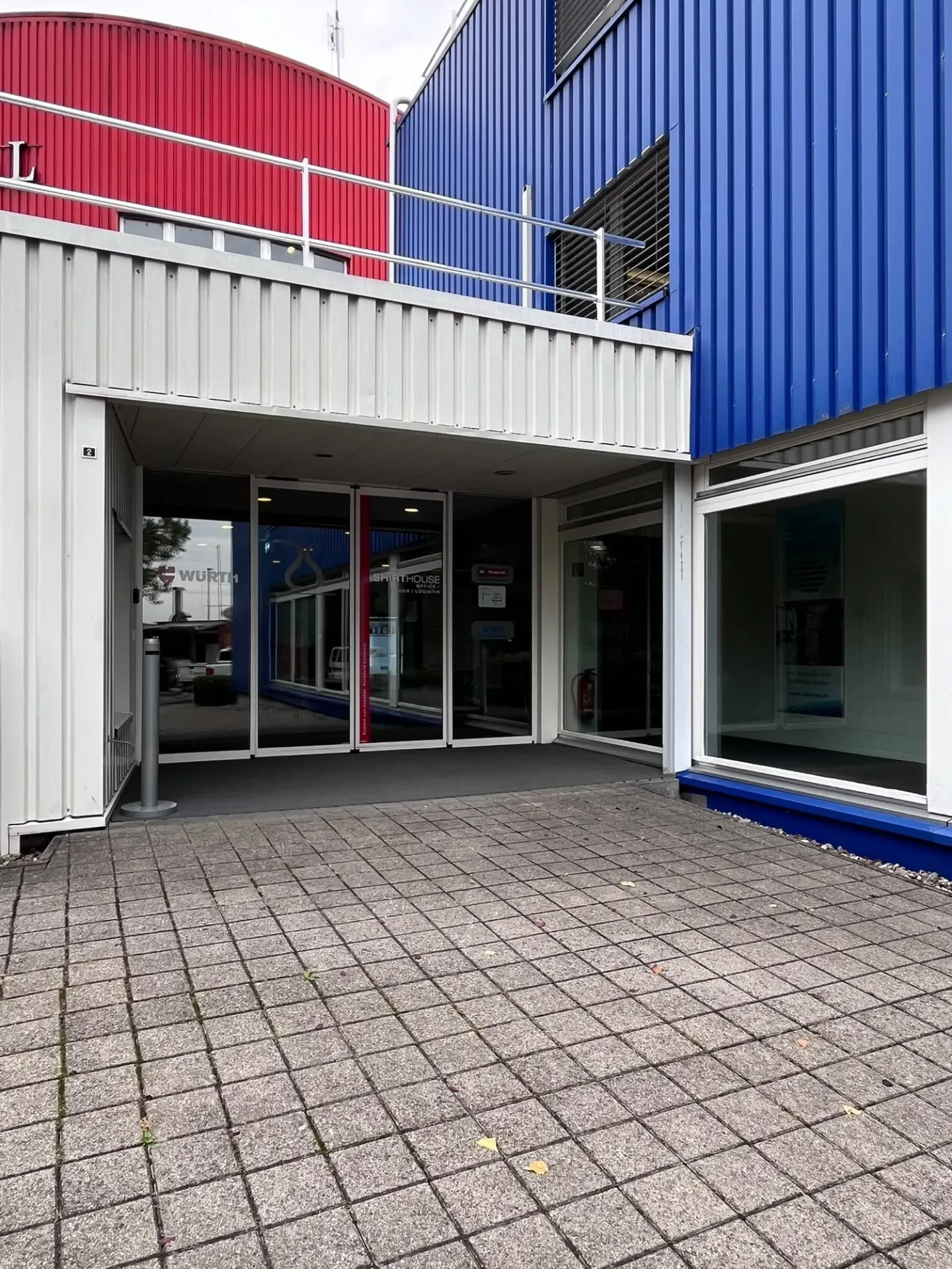 Espace commercial spacieux dans la zone industrielle d'Uetendorf - Photo 3 sur 22