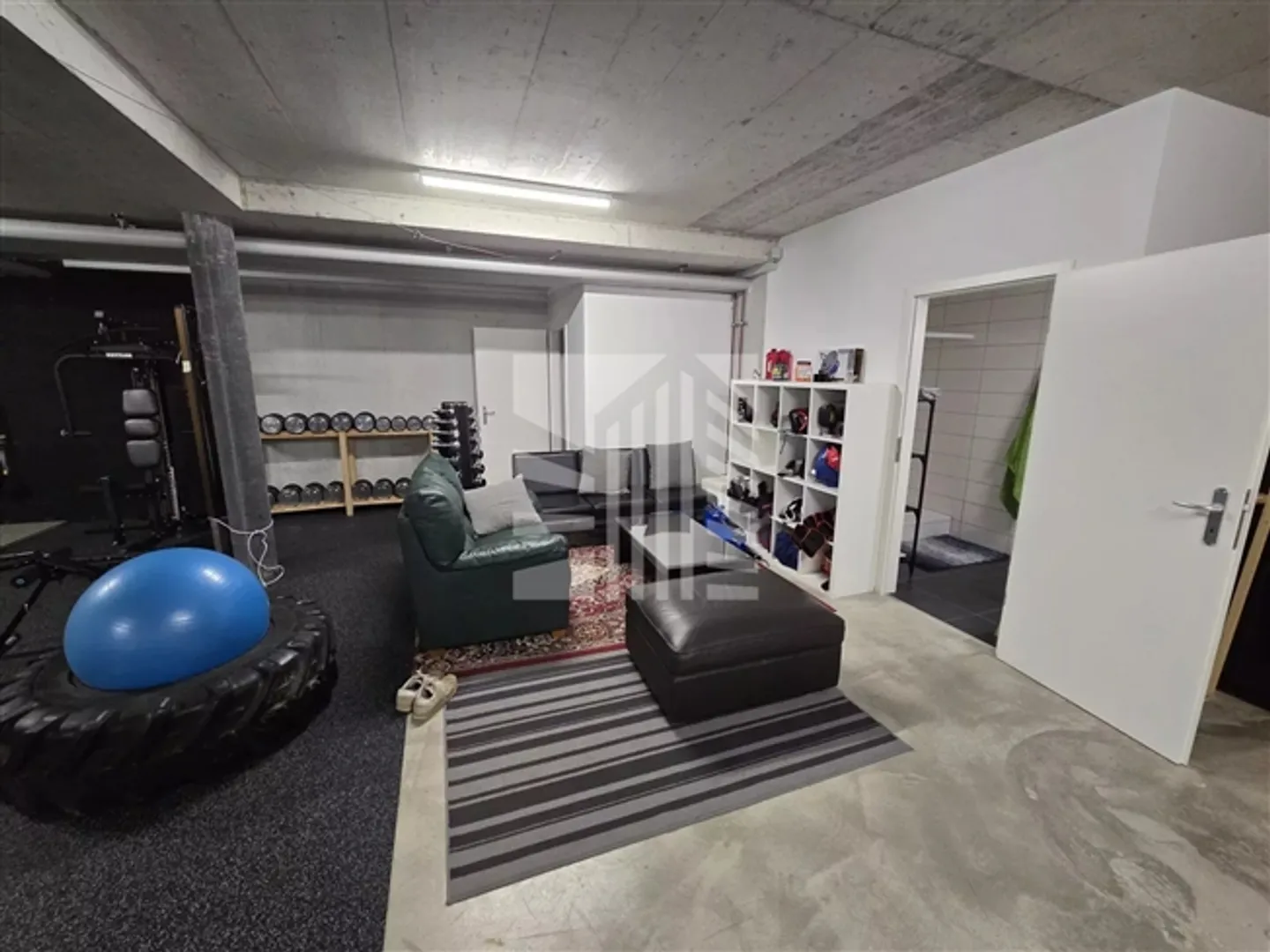 Magnifique salle de fitness avec bureau - Photo 2 sur 6