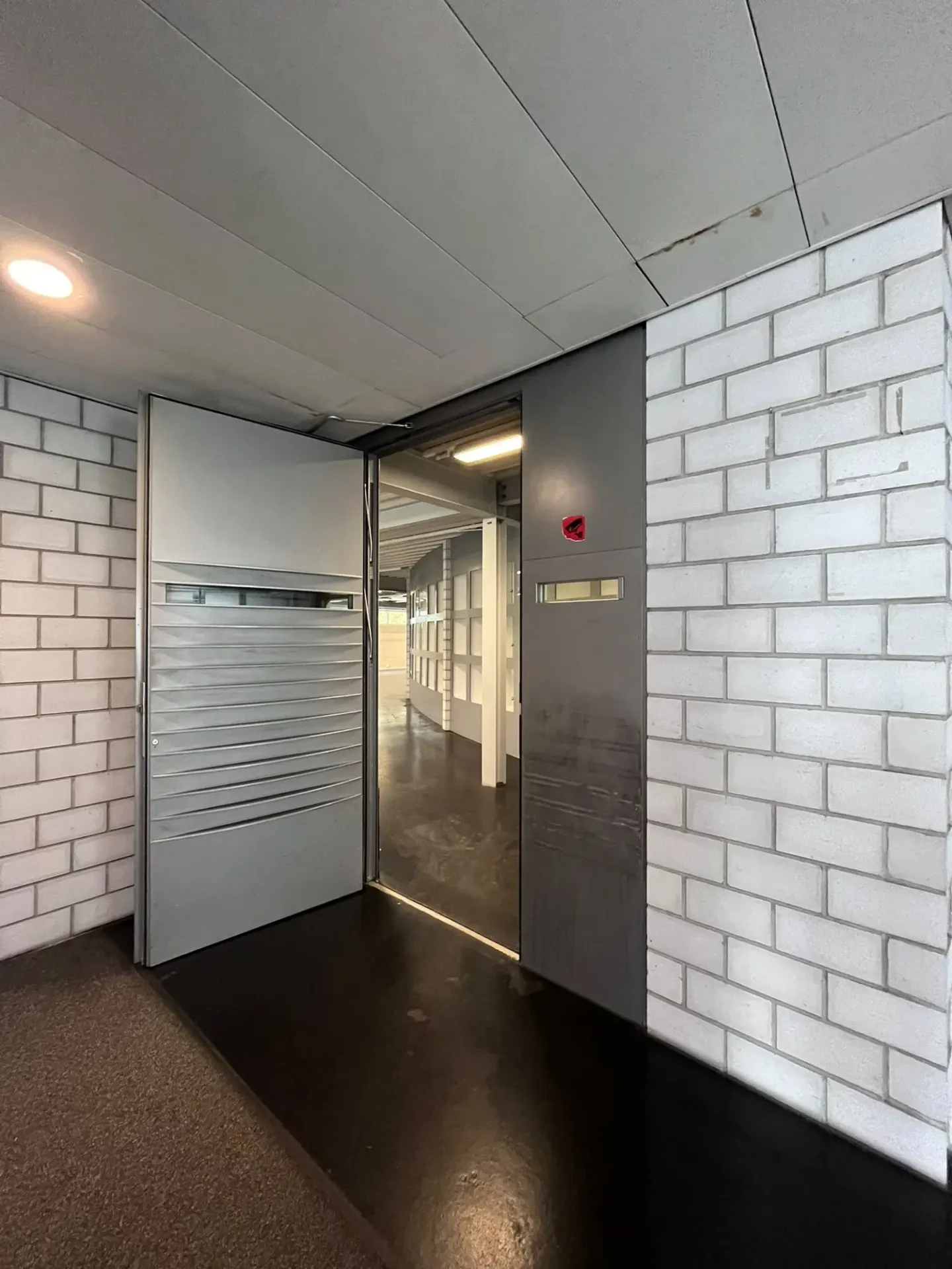 Espace commercial spacieux dans la zone industrielle d'Uetendorf - Photo 10 sur 22