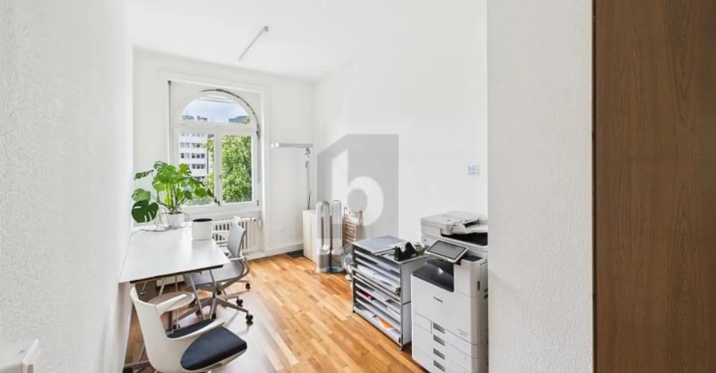 MODERN AND SPACIOUS IN THE HEART OF THE CITY - Photo 4 of 6