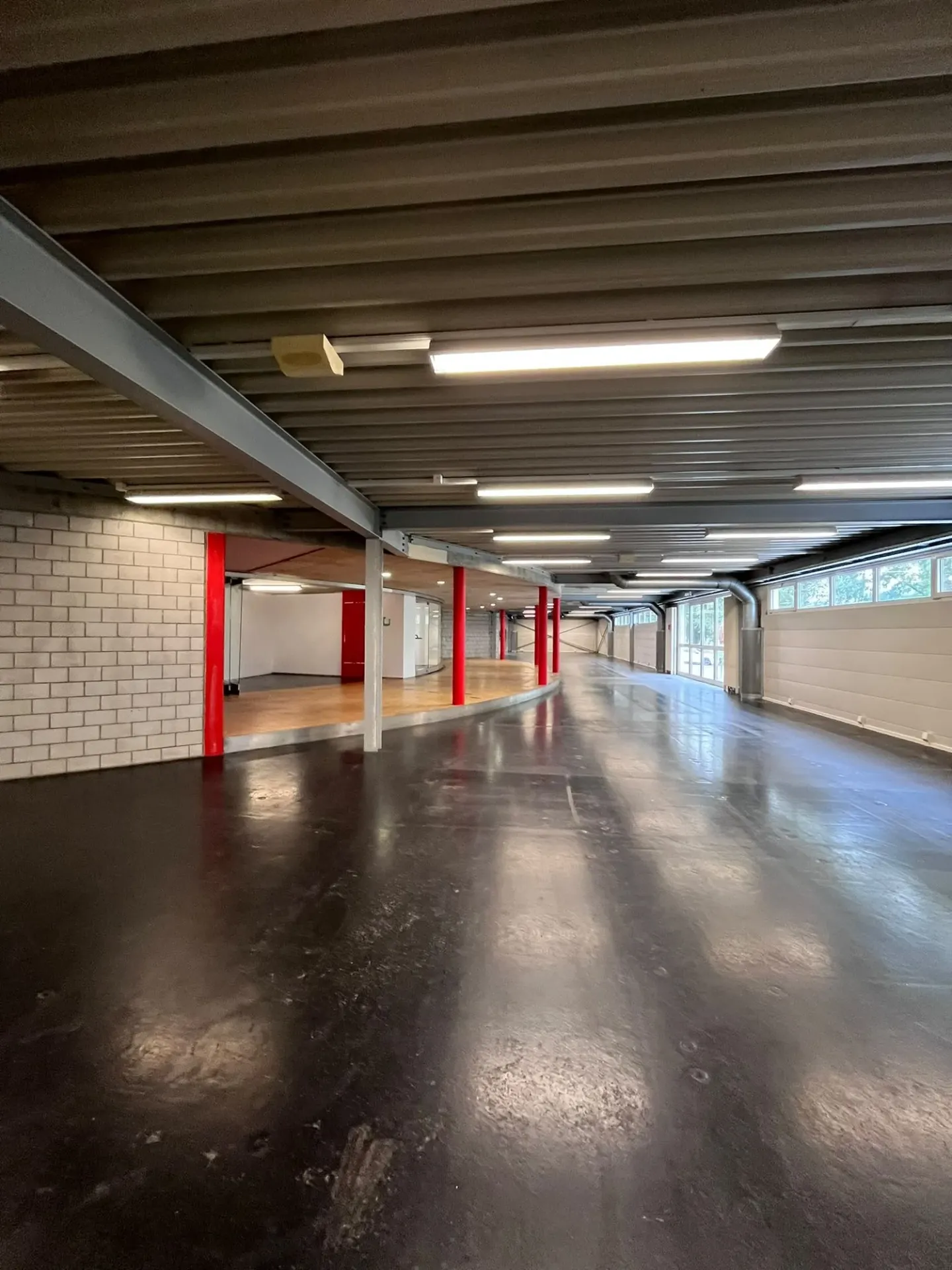 Espace commercial spacieux dans la zone industrielle d'Uetendorf - Photo 14 sur 22