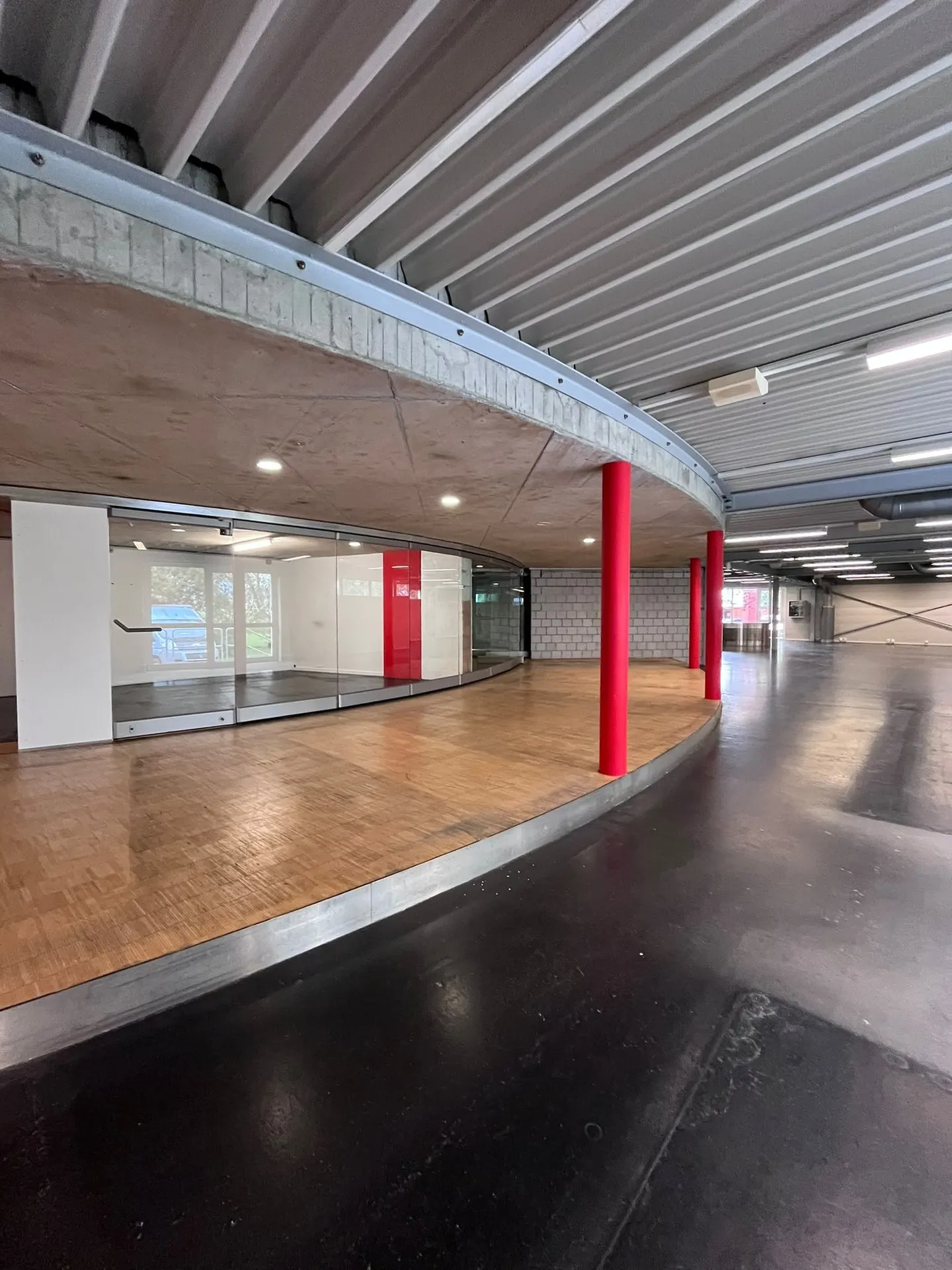 Espace commercial spacieux dans la zone industrielle d'Uetendorf - Photo 16 sur 22
