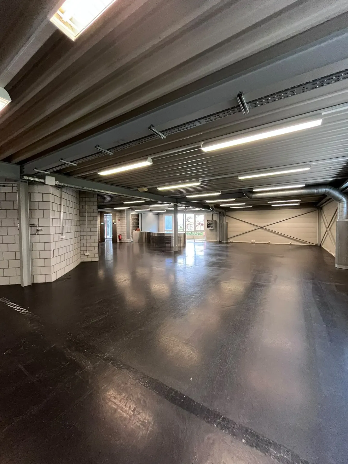 Espace commercial spacieux dans la zone industrielle d'Uetendorf - Photo 21 sur 22