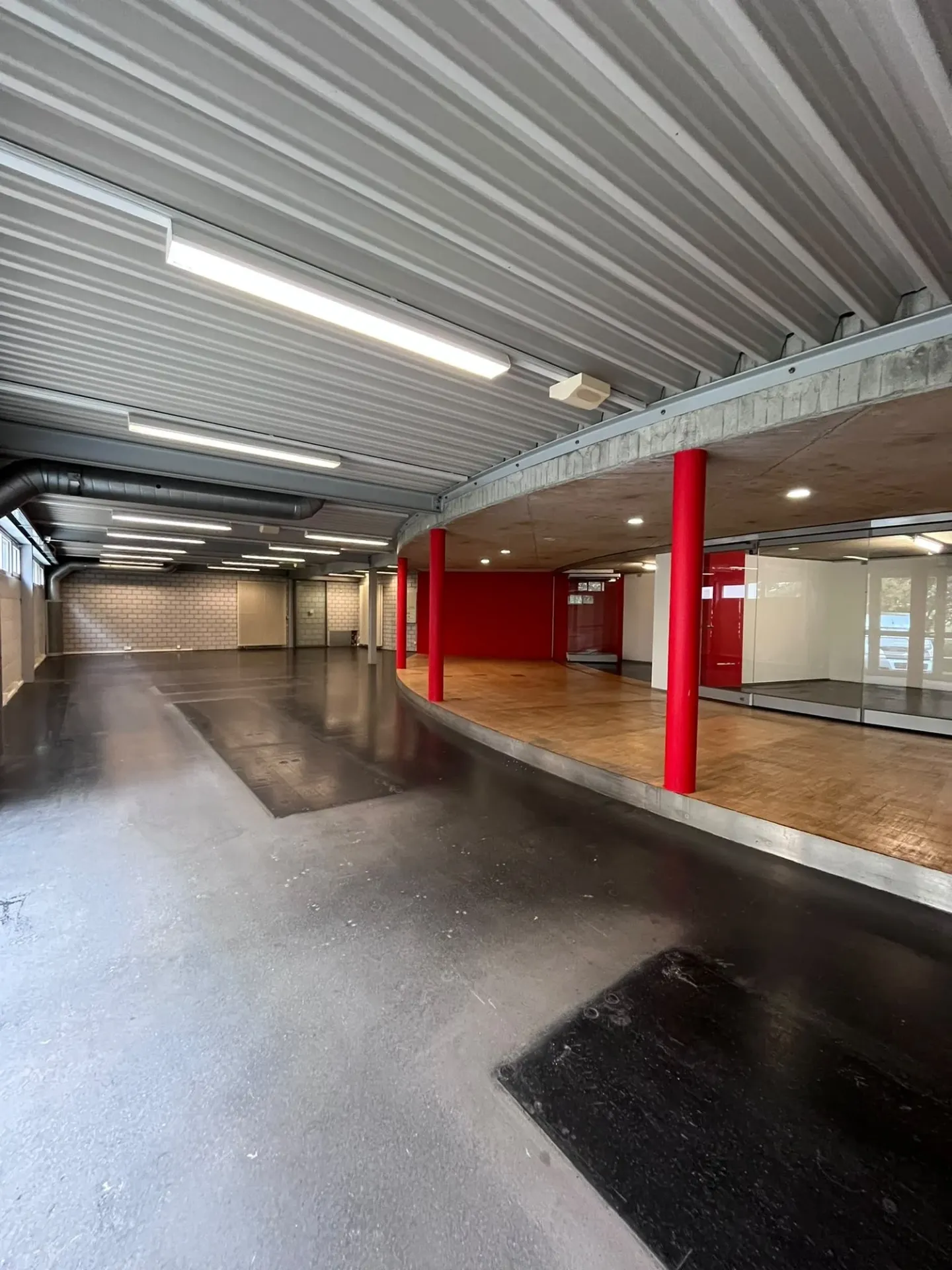 Espace commercial spacieux dans la zone industrielle d'Uetendorf - Photo 17 sur 22