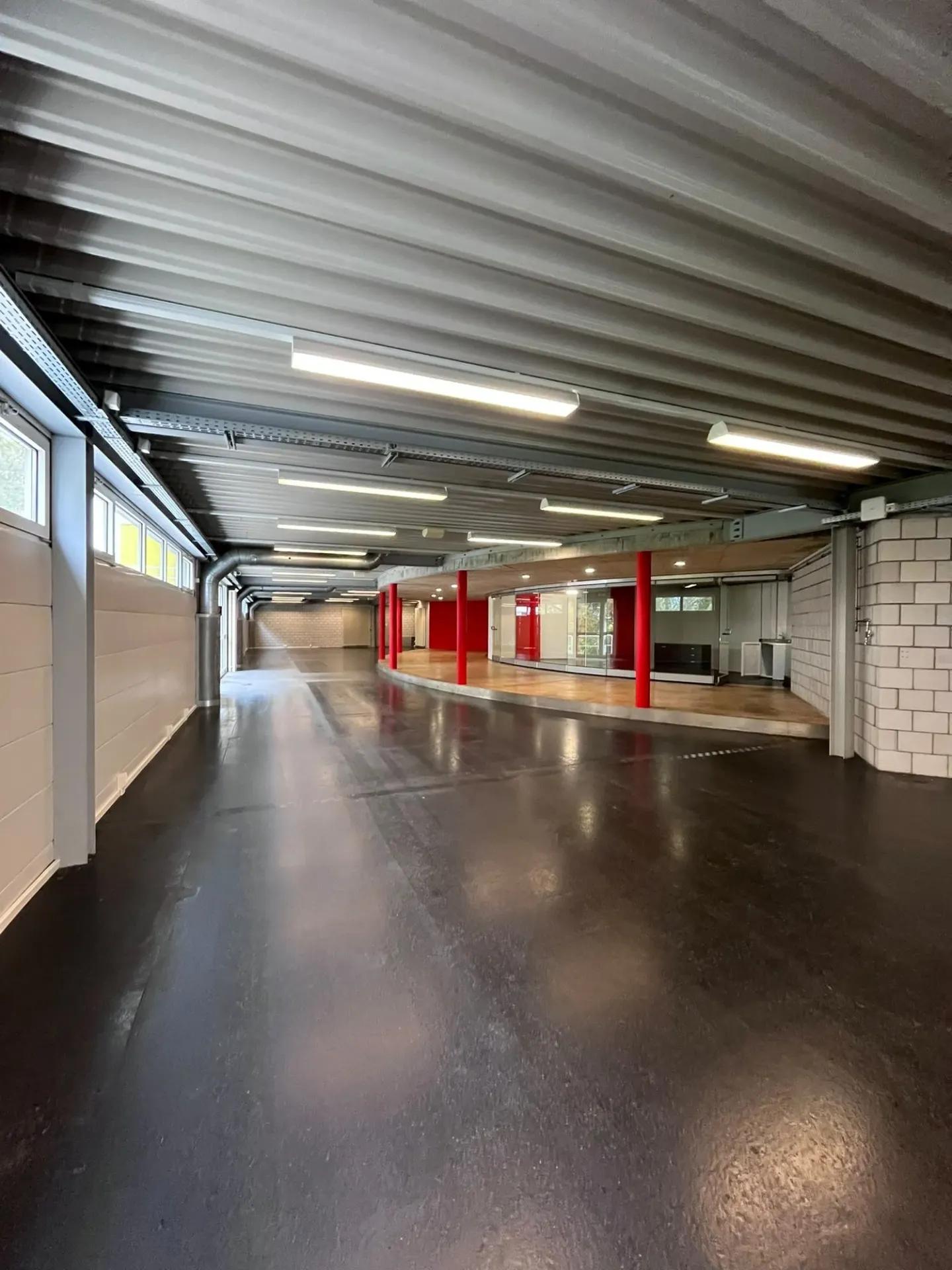 Espace commercial spacieux dans la zone industrielle d'Uetendorf - Photo 18 sur 22
