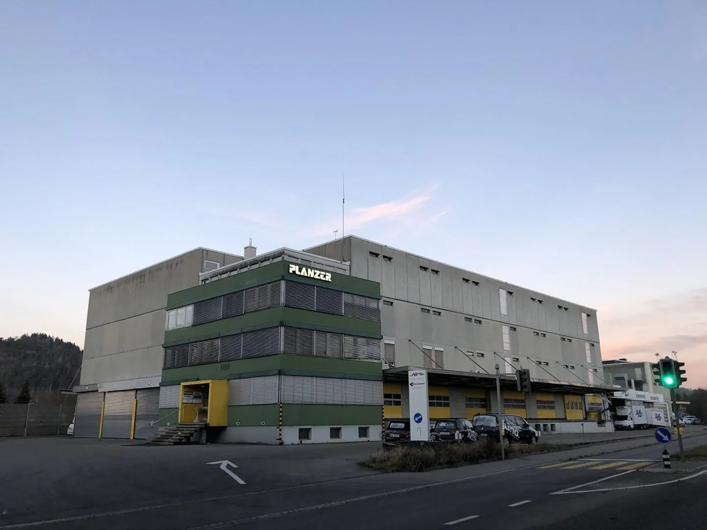 Edificio commerciale e di magazzino versatile per uso temporaneo a Muri (BE) - Foto 1 di 12