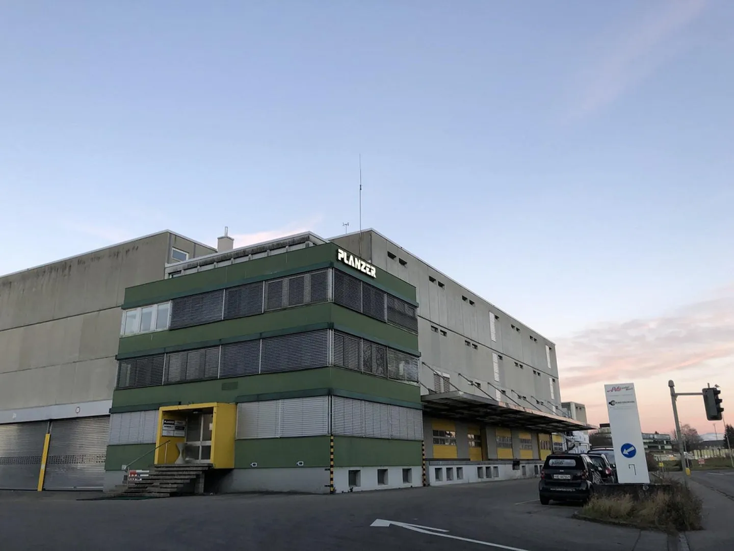 Edificio commerciale e di magazzino versatile per uso temporaneo a Muri (BE) - Foto 2 di 12