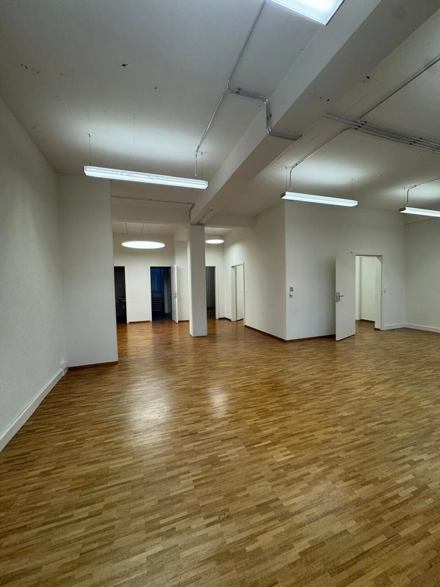 Geräumiges Büro mit Balkon - Foto 4 von 11