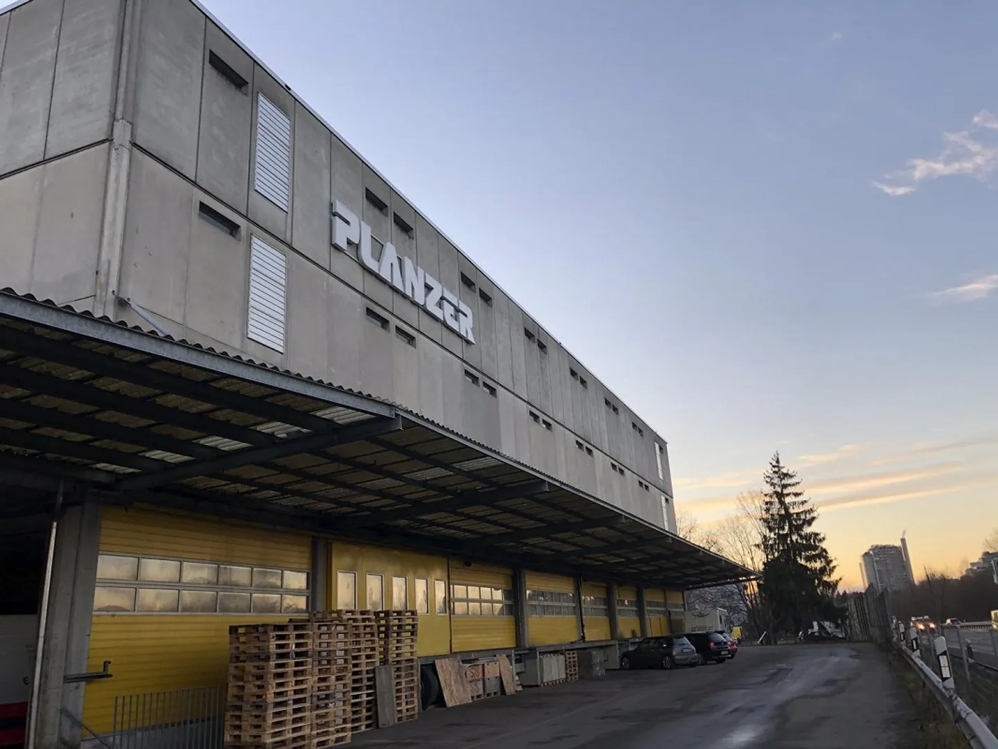 Edificio commerciale e di magazzino versatile per uso temporaneo a Muri (BE) - Foto 3 di 12