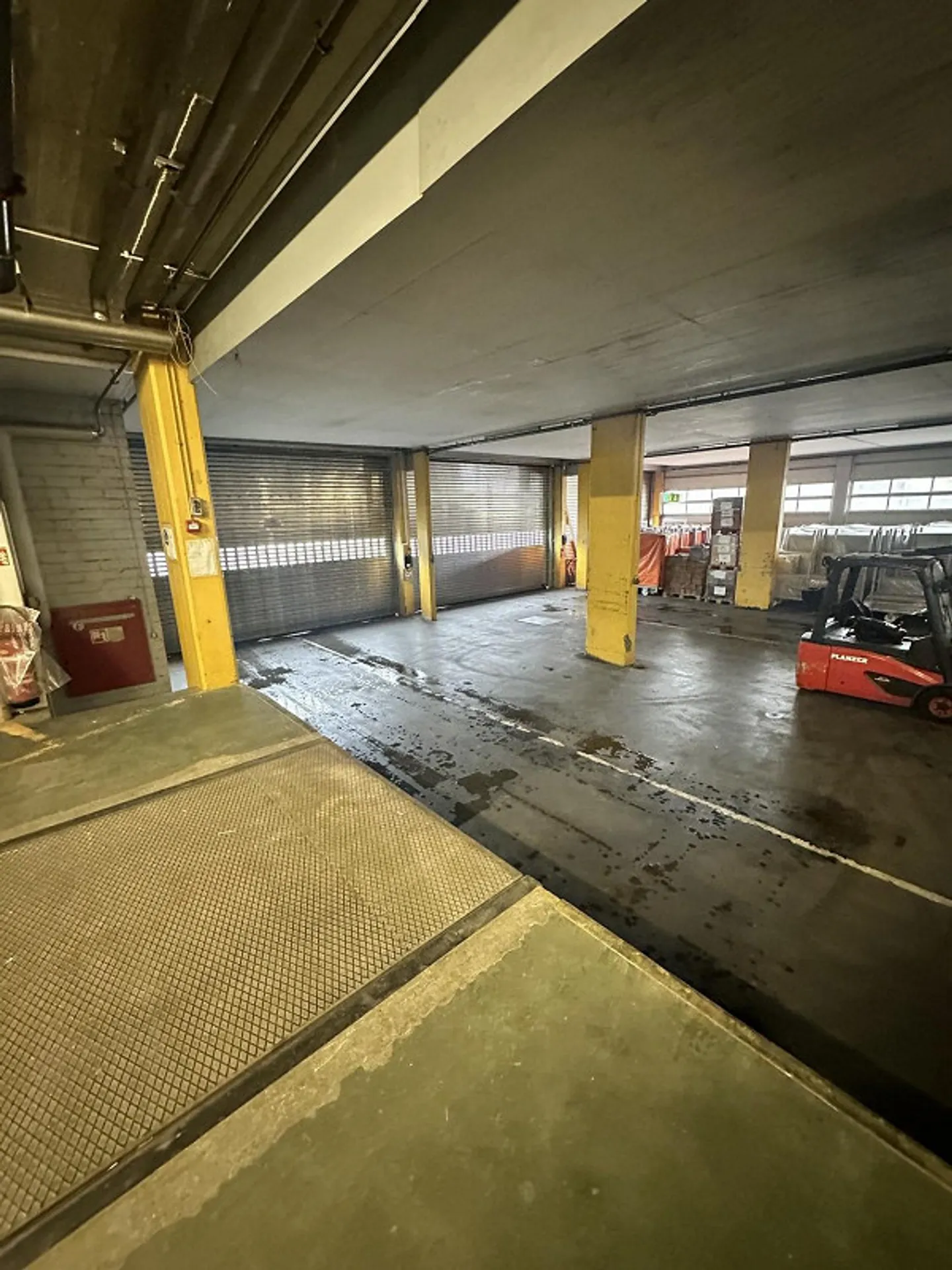 Edificio commerciale e di magazzino versatile per uso temporaneo a Muri (BE) - Foto 10 di 12