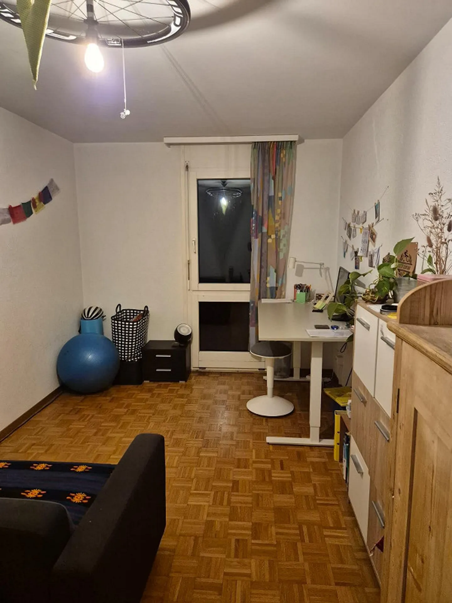 Camera in appartamento di 3 stanze - Foto 1 di 7