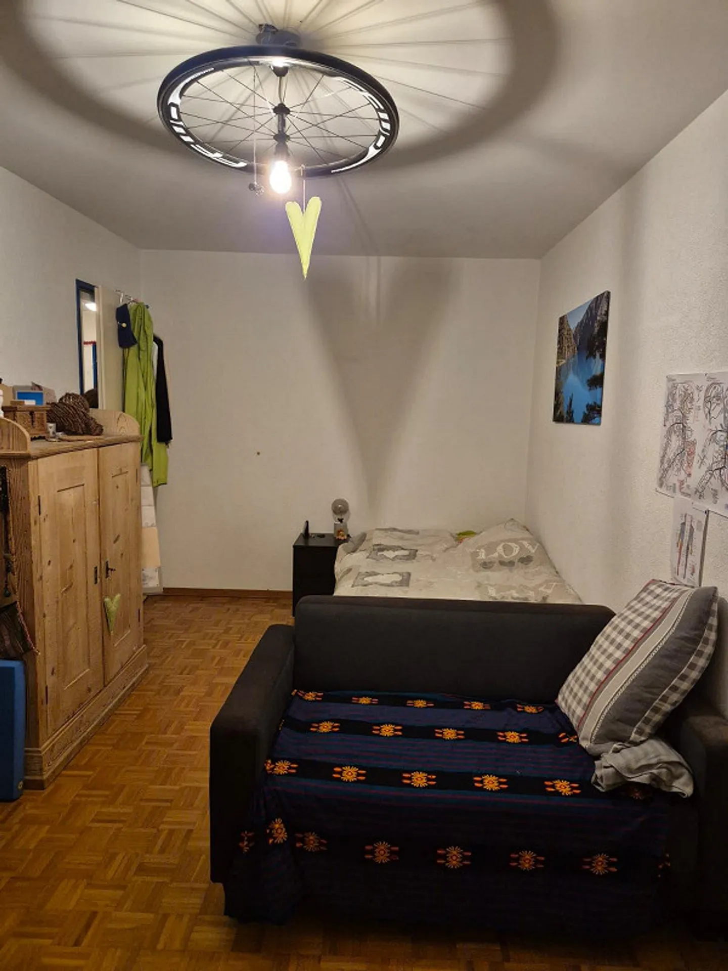 Camera in appartamento di 3 stanze - Foto 2 di 7