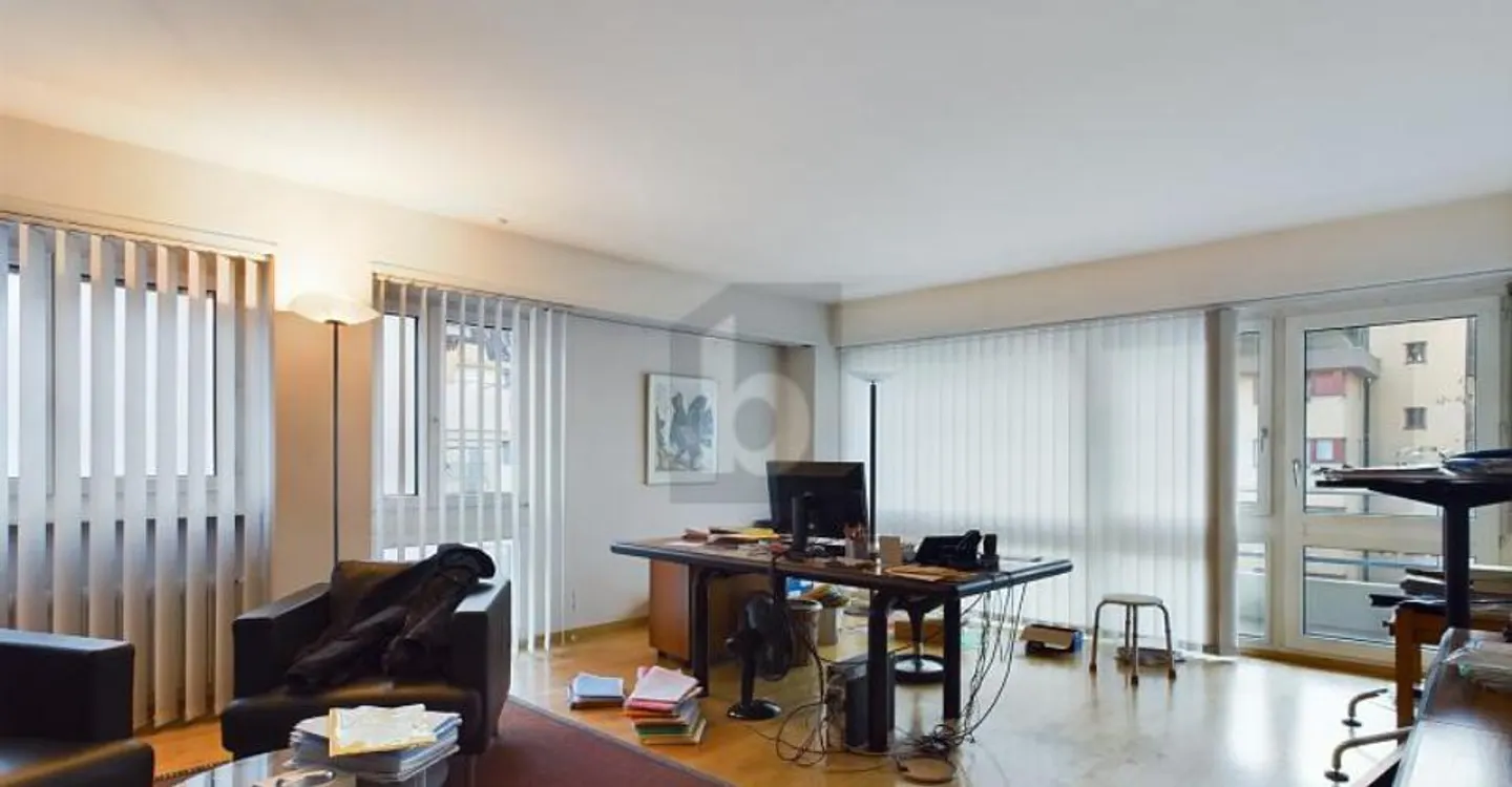 BRIGHT OFFICE IN CENTRAL LOCATION - Photo 2 of 5