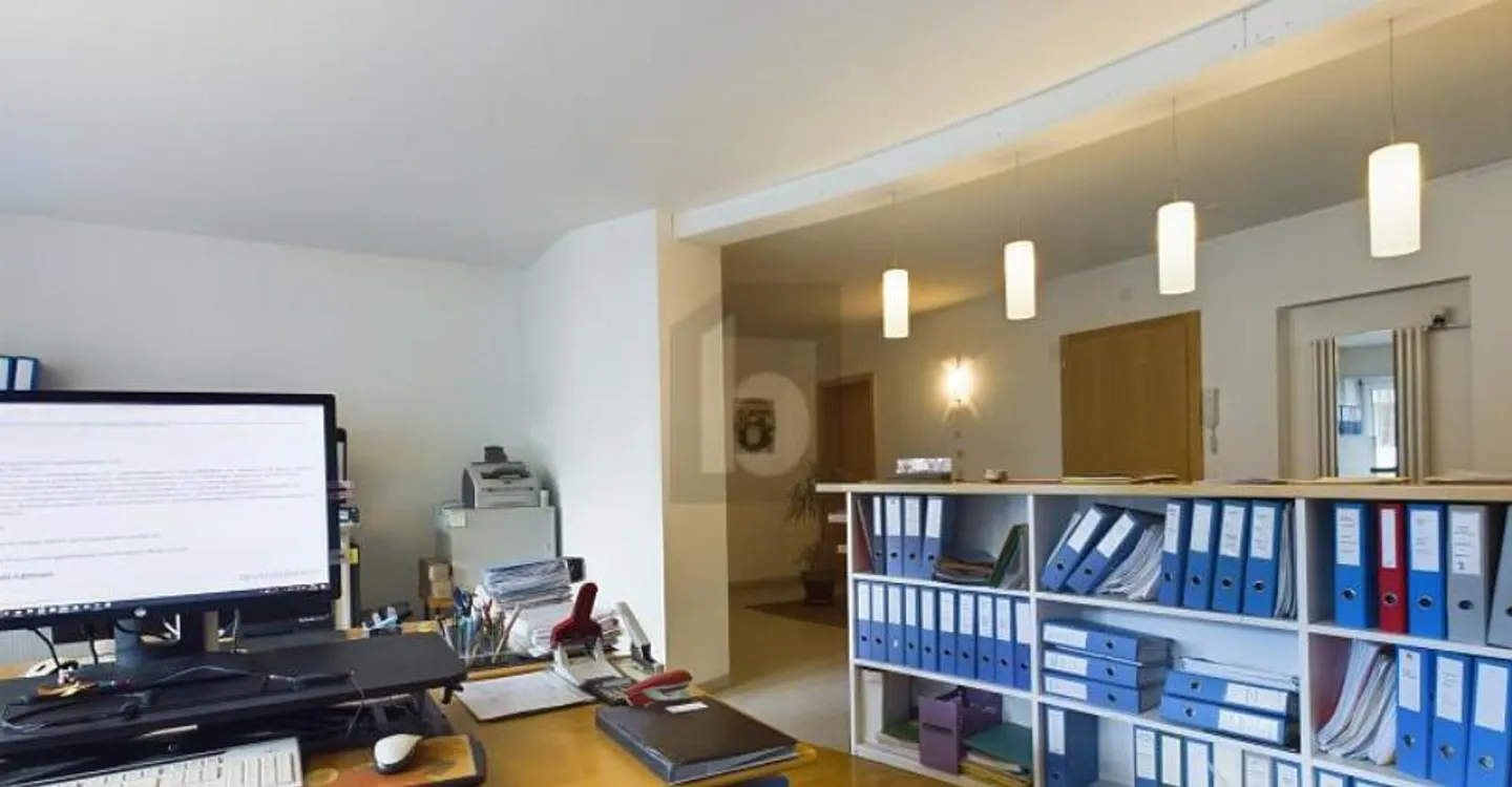 BRIGHT OFFICE IN CENTRAL LOCATION - Photo 4 of 5