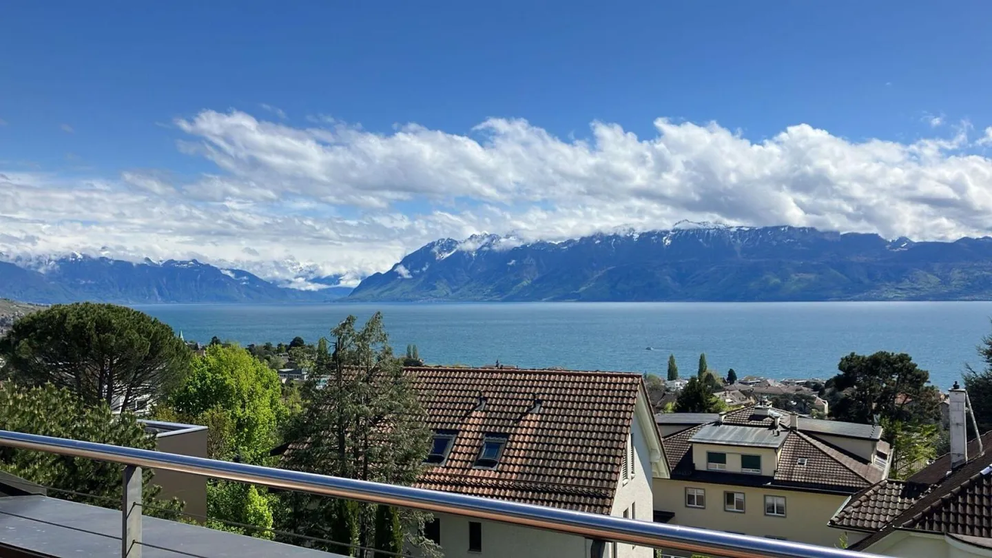 Attic with mezzanine and panoramic view of the lake and mountains! - Photo 1 of 20